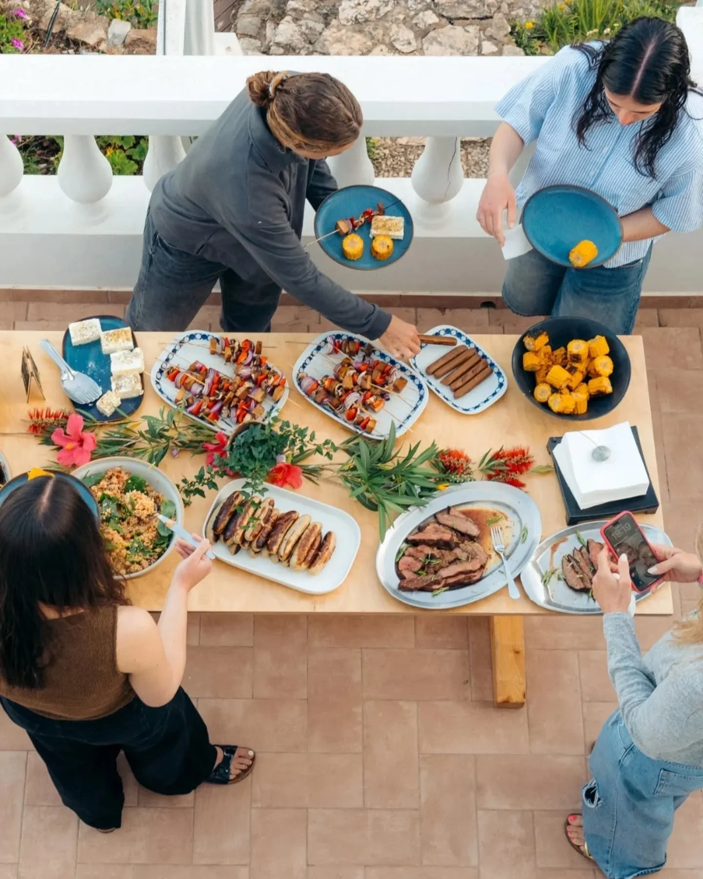 On Saturdays we prepare a delicous BBQ for you. Blessed with summery temperatures, we could already set our tables outside✨️.
.
.
.
.
.
📷 @ruilucas_
#surfcamp #learntosurf #surfeatsleep #surfingalgarve #surfingportugal