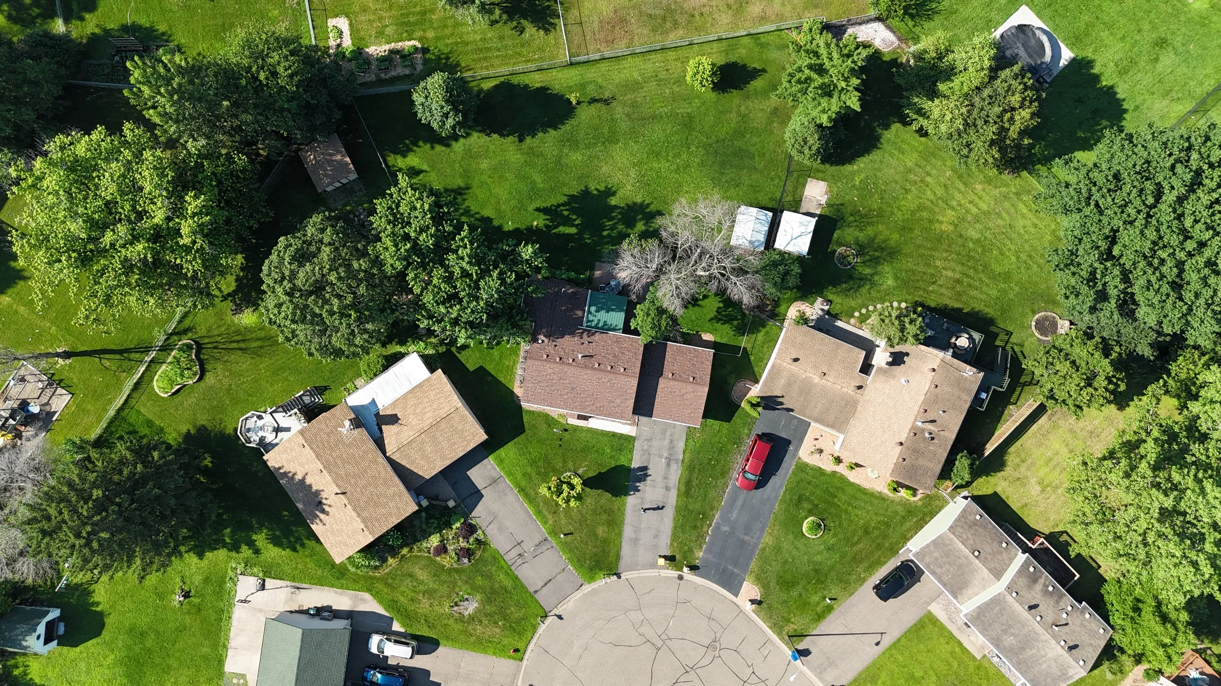 Drone view of a Minneapolis, Minnesota property highlighting the neighborhood and location 