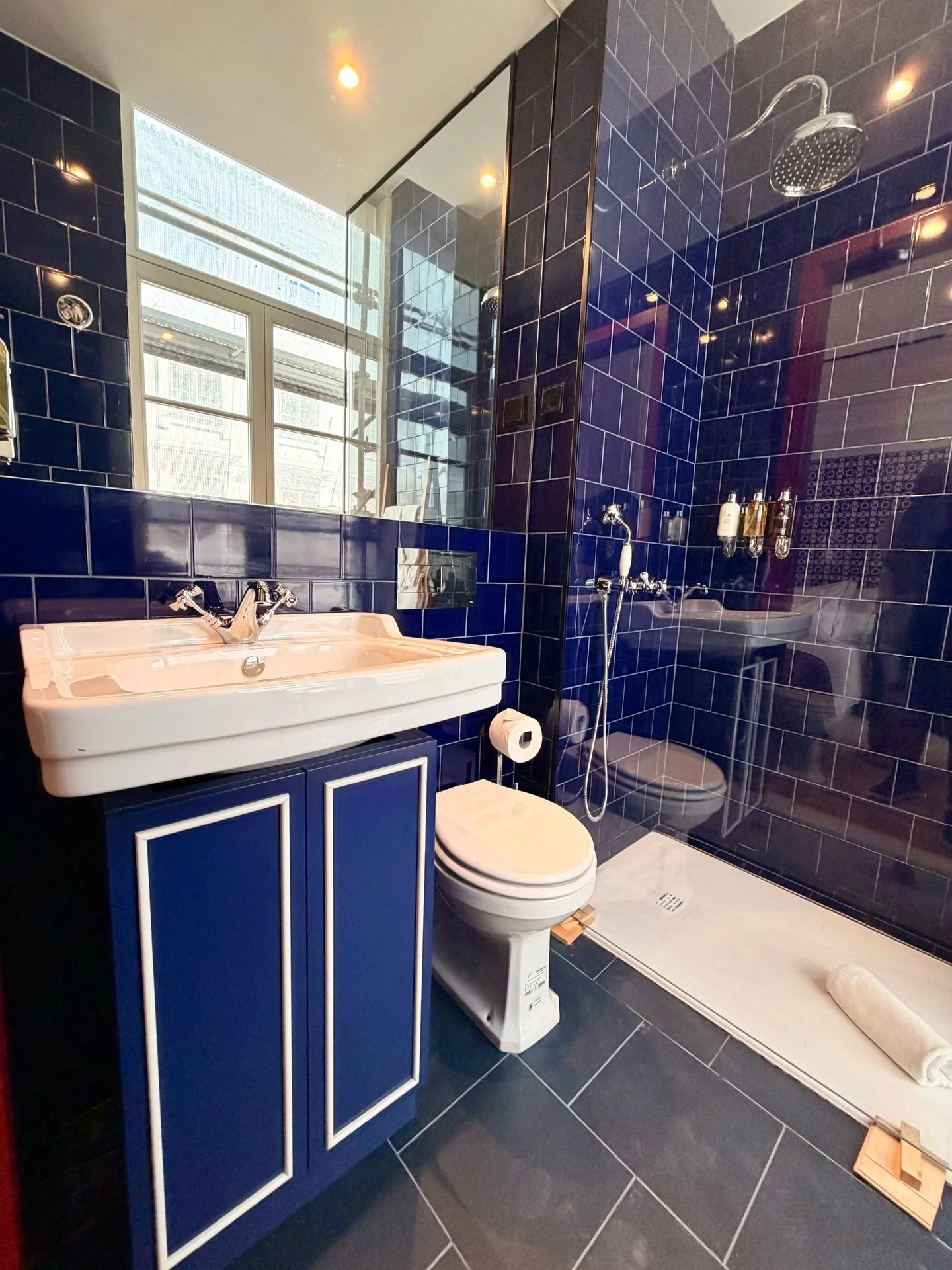 We are delighted to see the inicial results of our first hotel. 

#hotel #furniture #furnituredesign #hoteldesign #bespokefurniture