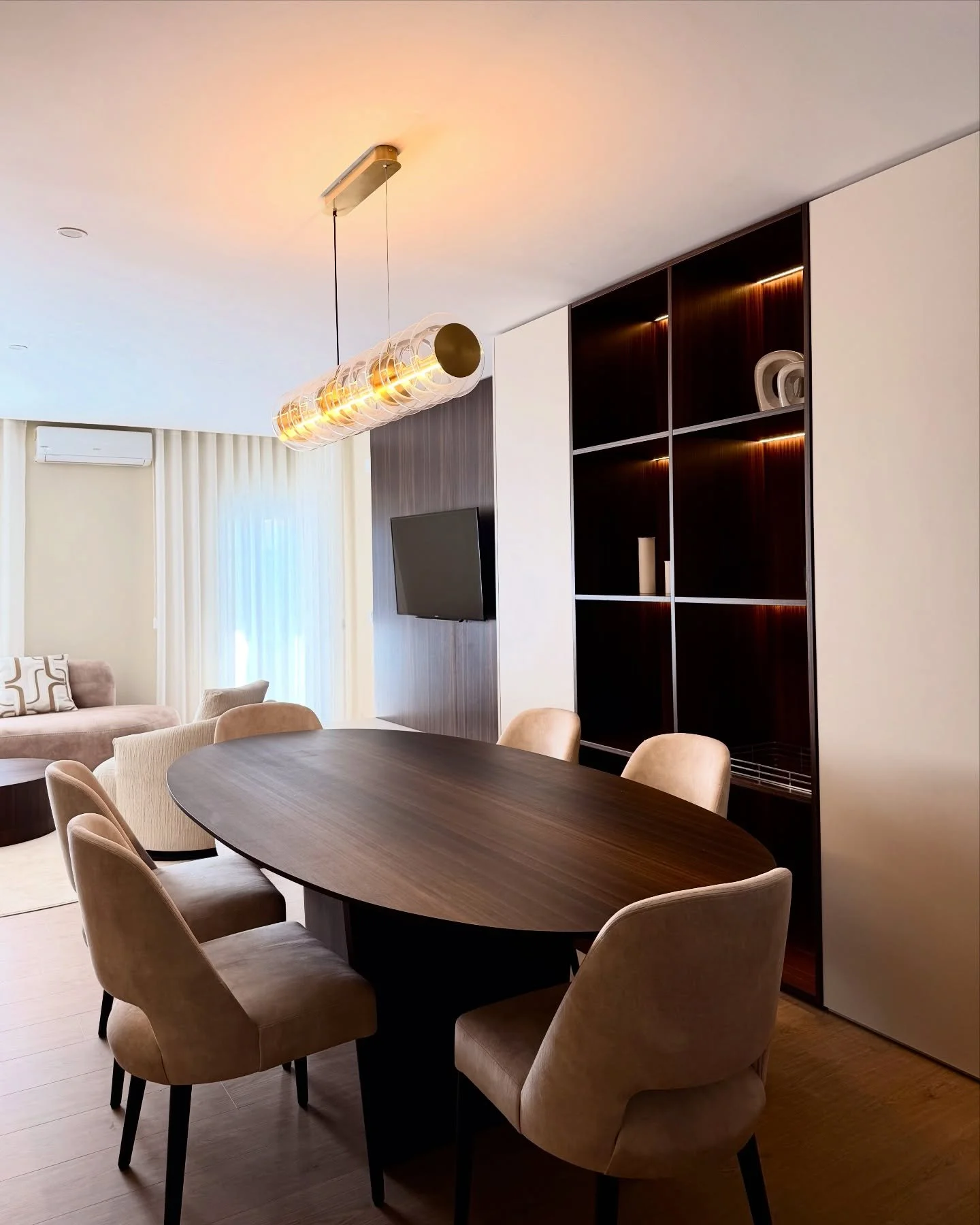 Redefining classic spaces with a modern touch.

Projecto:  @dacosta_interiores 

#design #interiordesign #livingroom #bespokefurniture