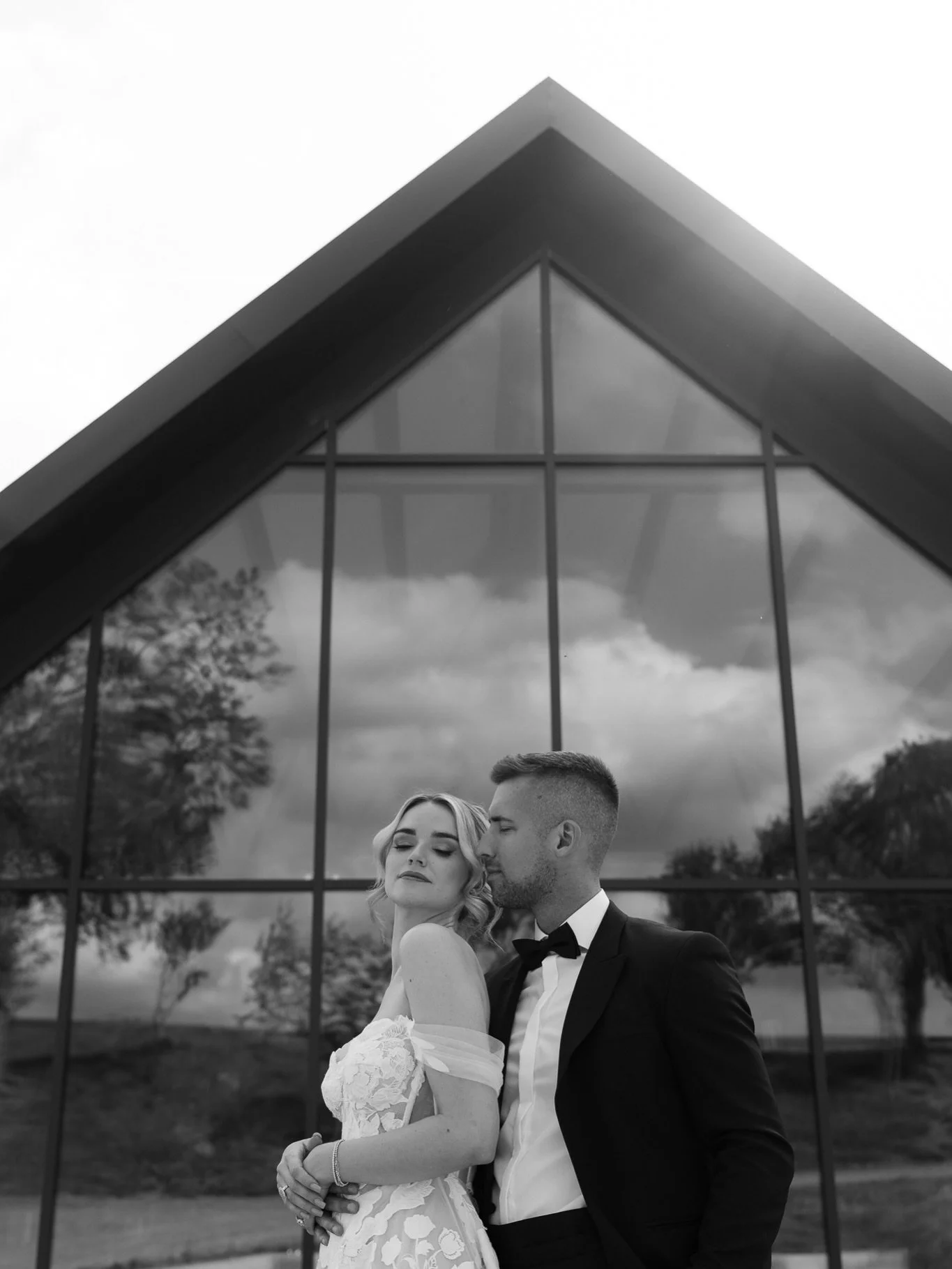 Mal&yacute; reminder, že nemus&iacute;te m&iacute;t svatbu v It&aacute;lii, aby v&aacute;&scaron; den vypadal n&aacute;dherně 💍
Tyto fotky vznikly ve vesničce na Moravě a ve spolupr&aacute;ci s lok&aacute;ln&iacute;mi dodavateli. 

Atmosf&eacute;ra 