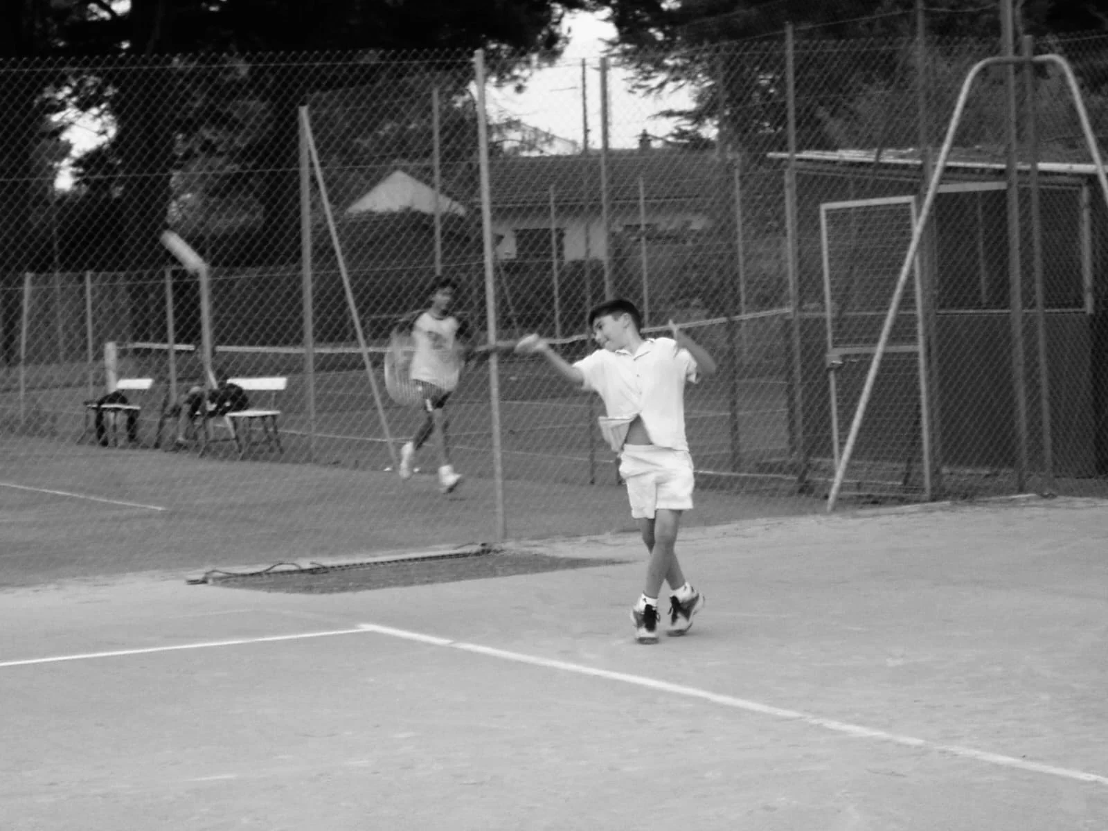Enfants jouant au tennis . Cette photo raconte une histoire, un héritage dans le tennis . Cette photo permet d'ancrer une filiation generationnelle entre la passion du tennis et la joaillerie.