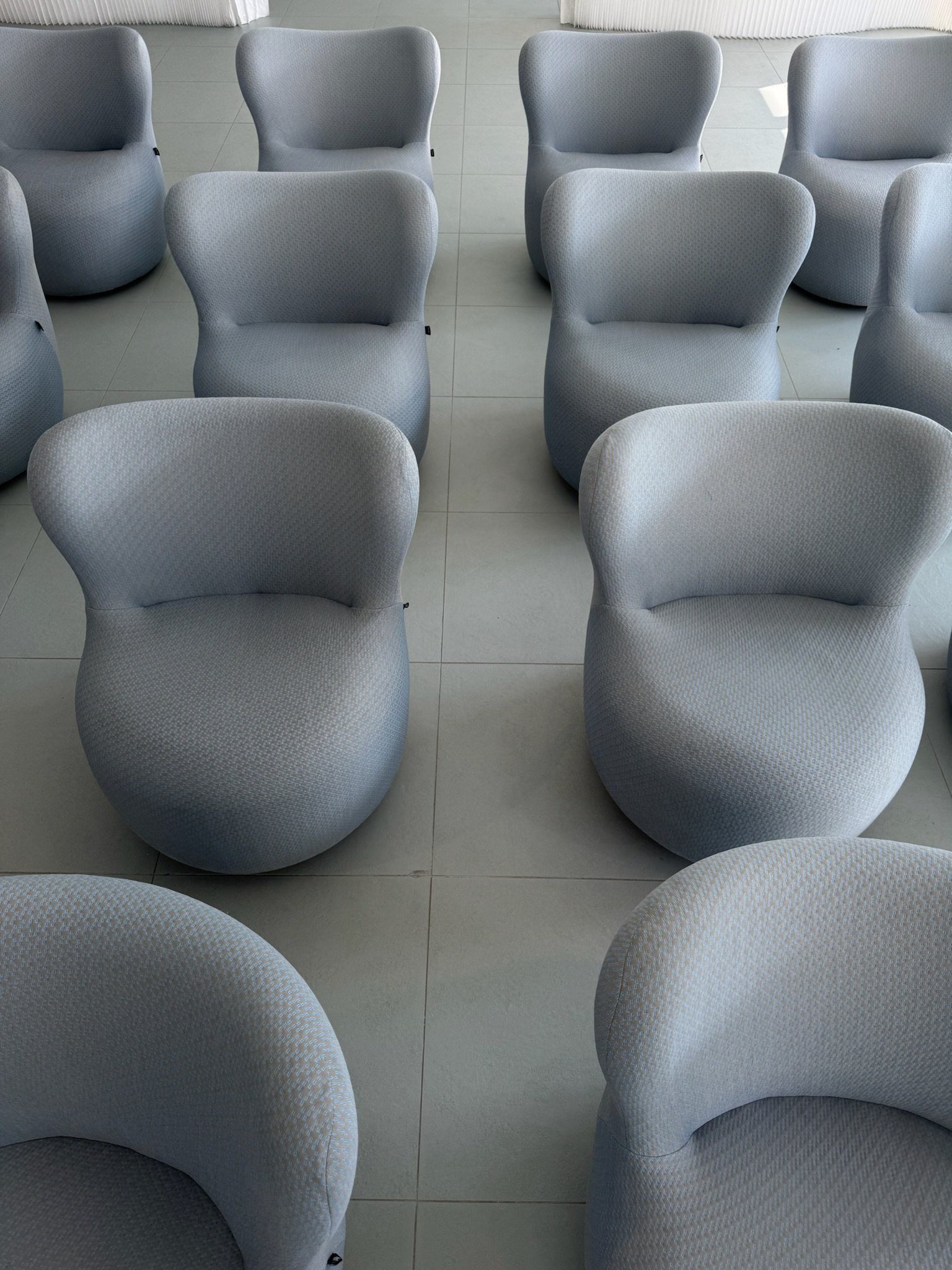 Chaise gris clair venant d'être nettoyé, toutes propre en tissu dans une salle, disposées en rangées, vue du dessus.