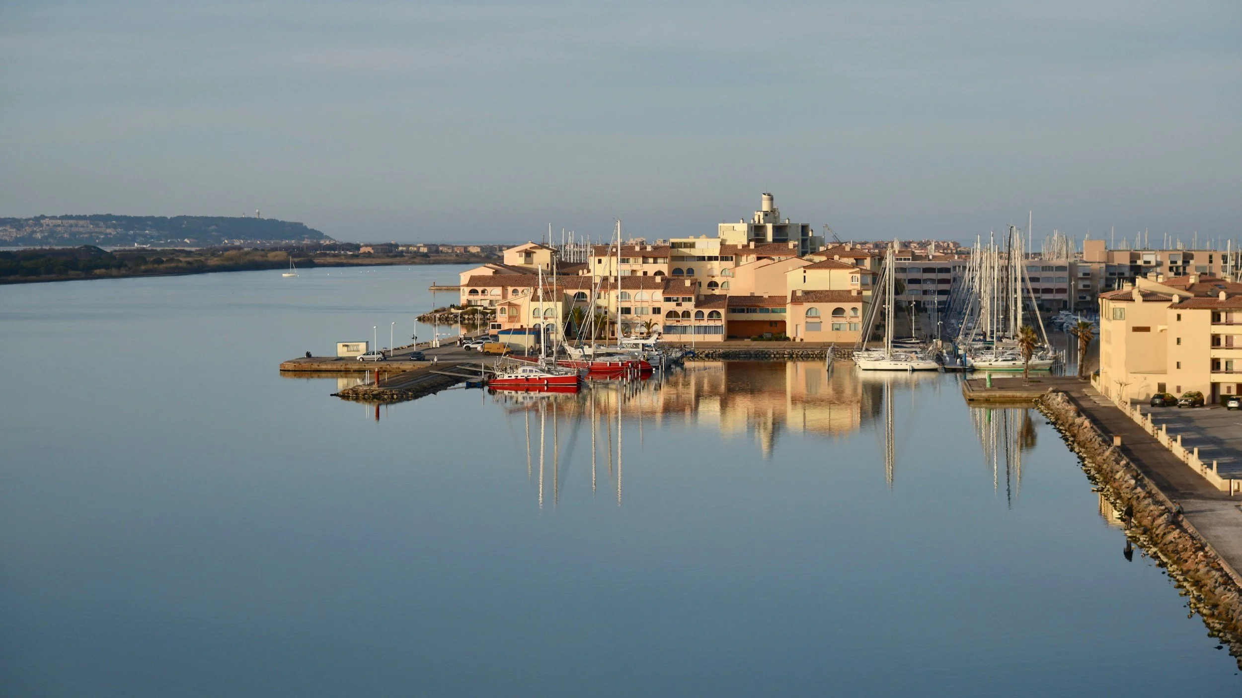 Parking Port-Leucate en août : bonne chance. On a trouvé mieux.