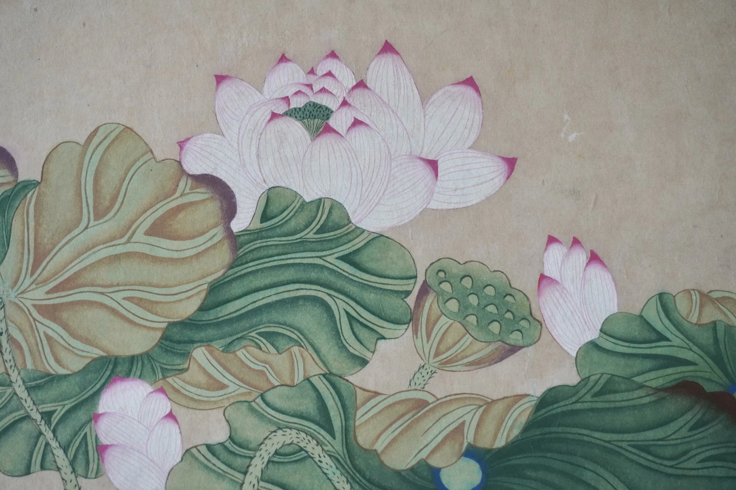 Yeonjido (연지도) – Lotus Pond

A study on hanji paper; technical guidance by Bae Song-Yi at Hongdae Minhwa. Based on a 19th-century anonymous masterpiece.

Symbolising purity, fertility, and family harmony, the Lotus Pond is a cornerstone of traditiona