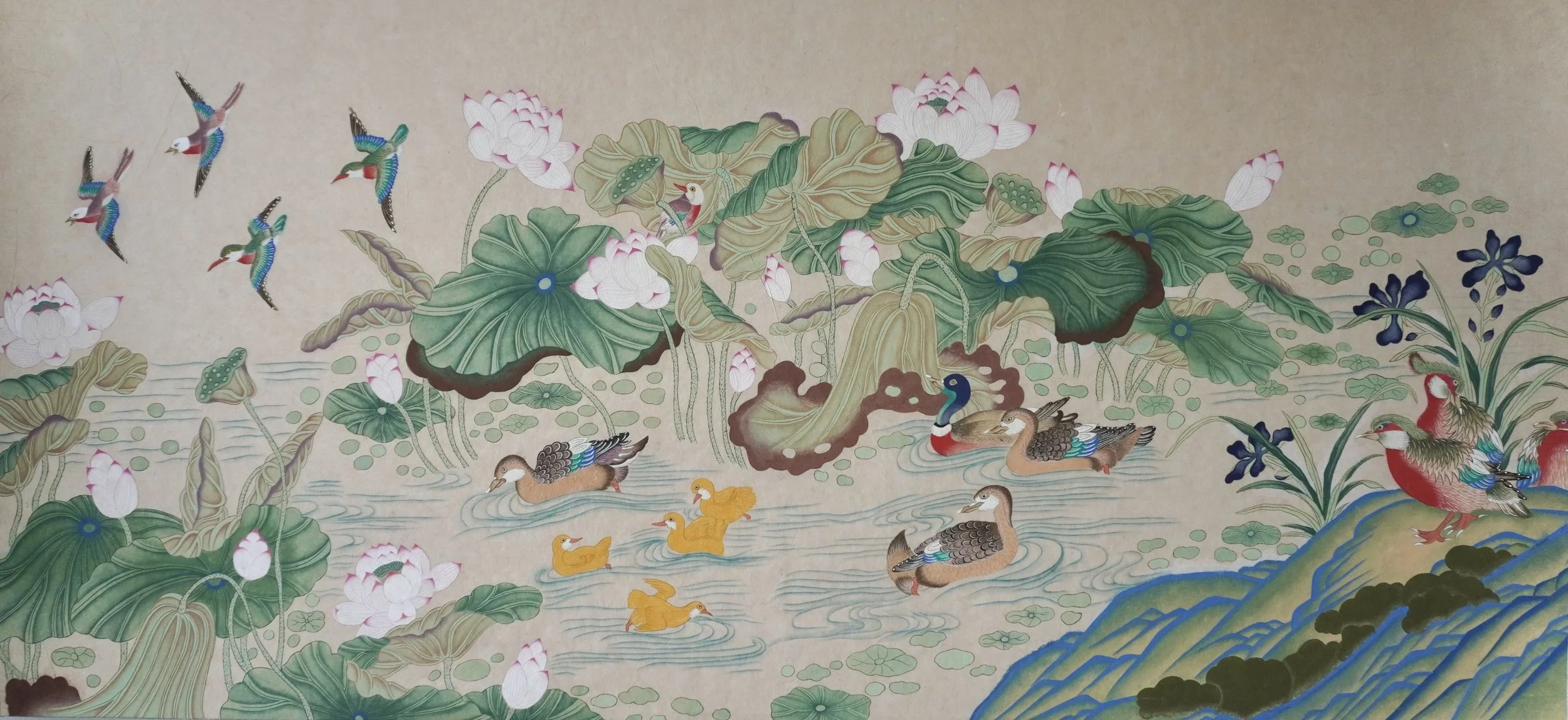 Yeonjido (연지도) – Lotus Pond

A study on hanji paper; technical guidance by Bae Song-Yi at Hongdae Minhwa. Based on a 19th-century anonymous masterpiece.

Symbolising purity, fertility, and family harmony, the Lotus Pond is a cornerstone of traditiona