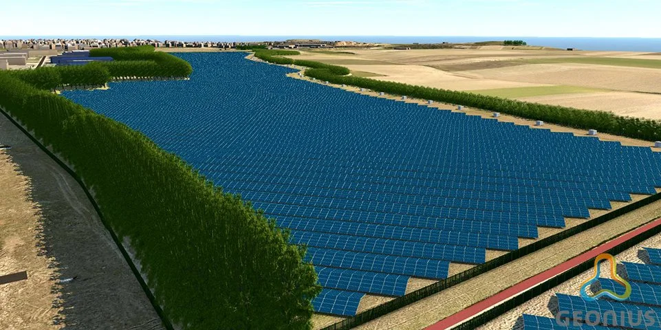 Een groot veld met zonnepanelen, omgeven door groenblijvende heggen, in een landelijke omgeving met akkers en een horizon met de zee in de verte.