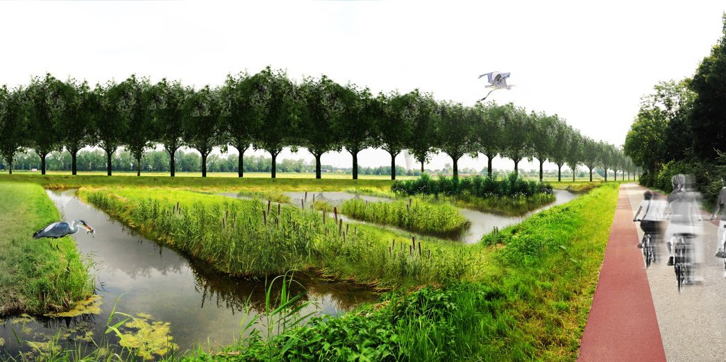 Natuurrijk landschap met water, bomen, weide en twee fietsers op een pad