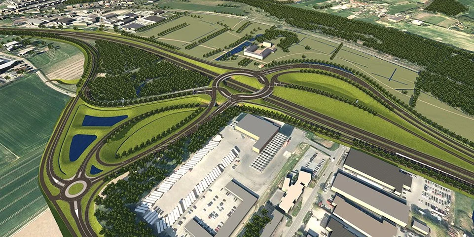 Een digitale afbeelding toont een overzicht van een nieuw verkeersknooppunt met meerdere rondwegen en een hoofdrijbaan, omringd door groene gebieden, industrieterreinen en landbouwgrond.