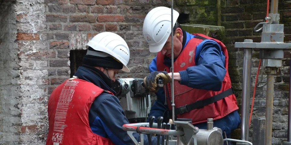 Met de voeten in de klei