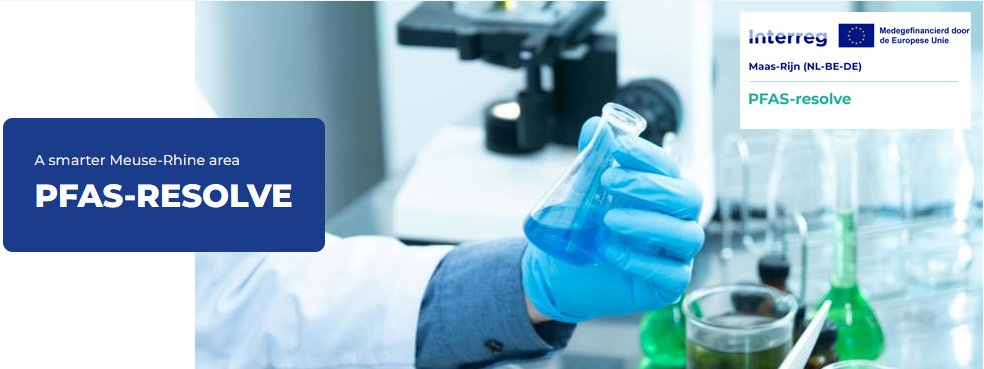 Laborant die een proefbuis met blauwe vloeistof vasthoudt in een laboratorium.