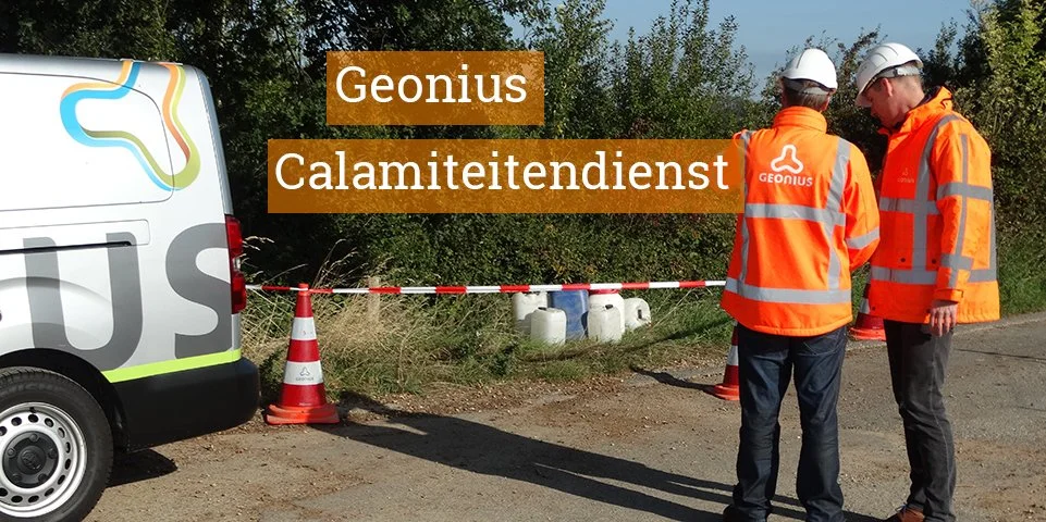 Twee mensen in oranje veiligheidskleding en helmen staan samen naast een weg, met een geëlektrificeerde witte bus op de achtergrond en wegafzettingen met cone. Tekst op de afbeelding zegt "Geonius Calamiteiten Dienst".