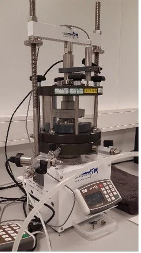 Laboratoriumapparaat voor chemisch of fysisch onderzoek met digitale controlepanelen.
