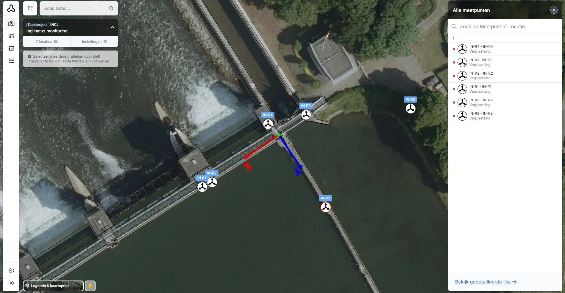 Een satellietbeeld van een waterkrachtcentrale met een dam en stromend water. Er zijn verschillende meetpunten en pijlen die de stroomrichting aangeven.