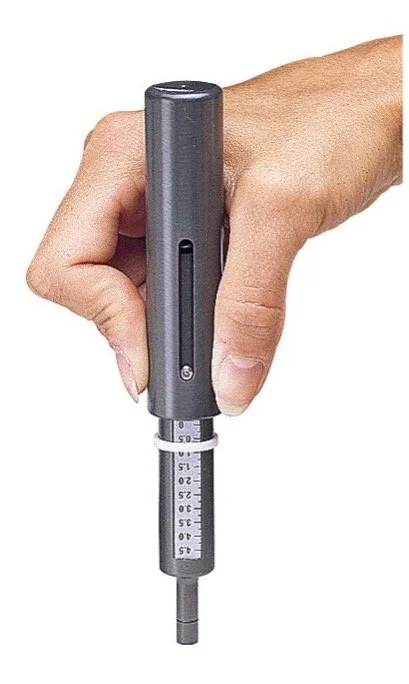 Een hand houdt een digitale schuifmaat vast, die wordt gebruikt voor precisiemetingen.