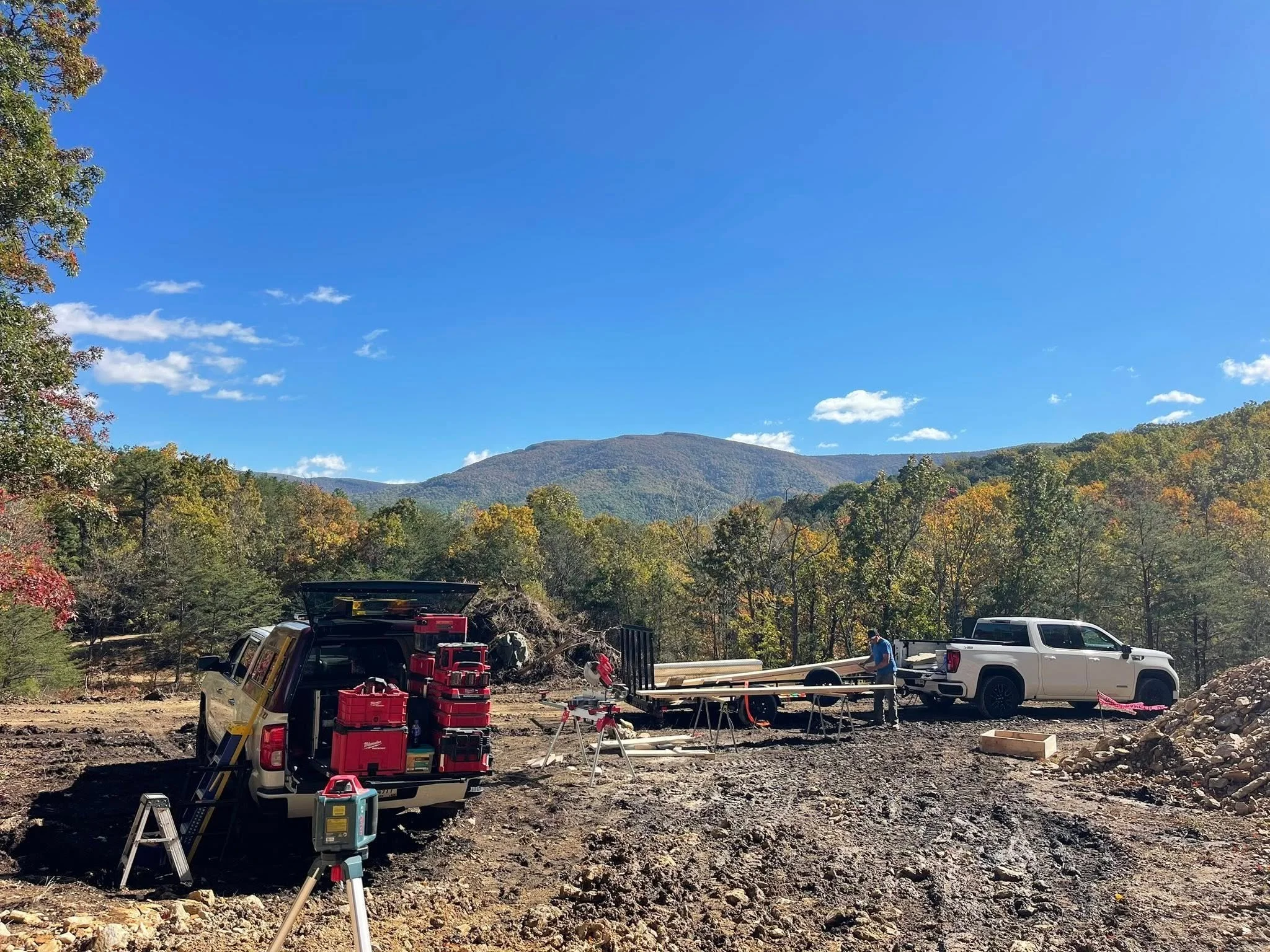🌄🔨 WHERE VISION MEETS THE VIEW 🔨🌄

Out here, it&rsquo;s more than just a job site&mdash;it&rsquo;s the beginning of something extraordinary. With every measurement, every cut, and every detail, we&rsquo;re turning open land into a future home wit