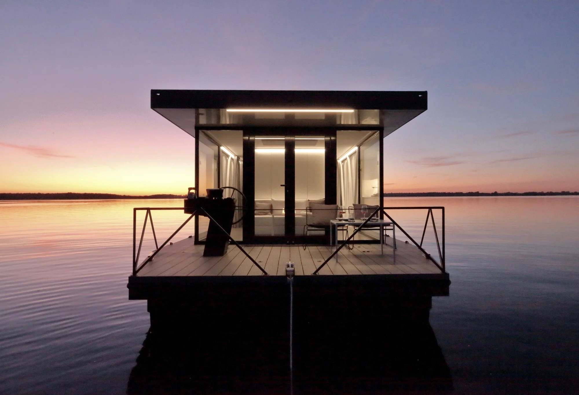 loungeboat - Hausboot Sonnenuntergang auf dem See