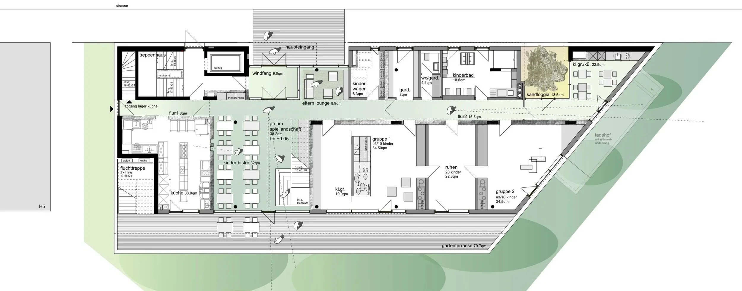 kinderhaus BUGA - Der Grundriss eines Gebäudes mit verschiedenen Räumen, darunter Küche, Kinderbereiche, Lounge, Flure, Terrassen und Außenbereiche, alles in einem architektonischen Plan dargestellt.