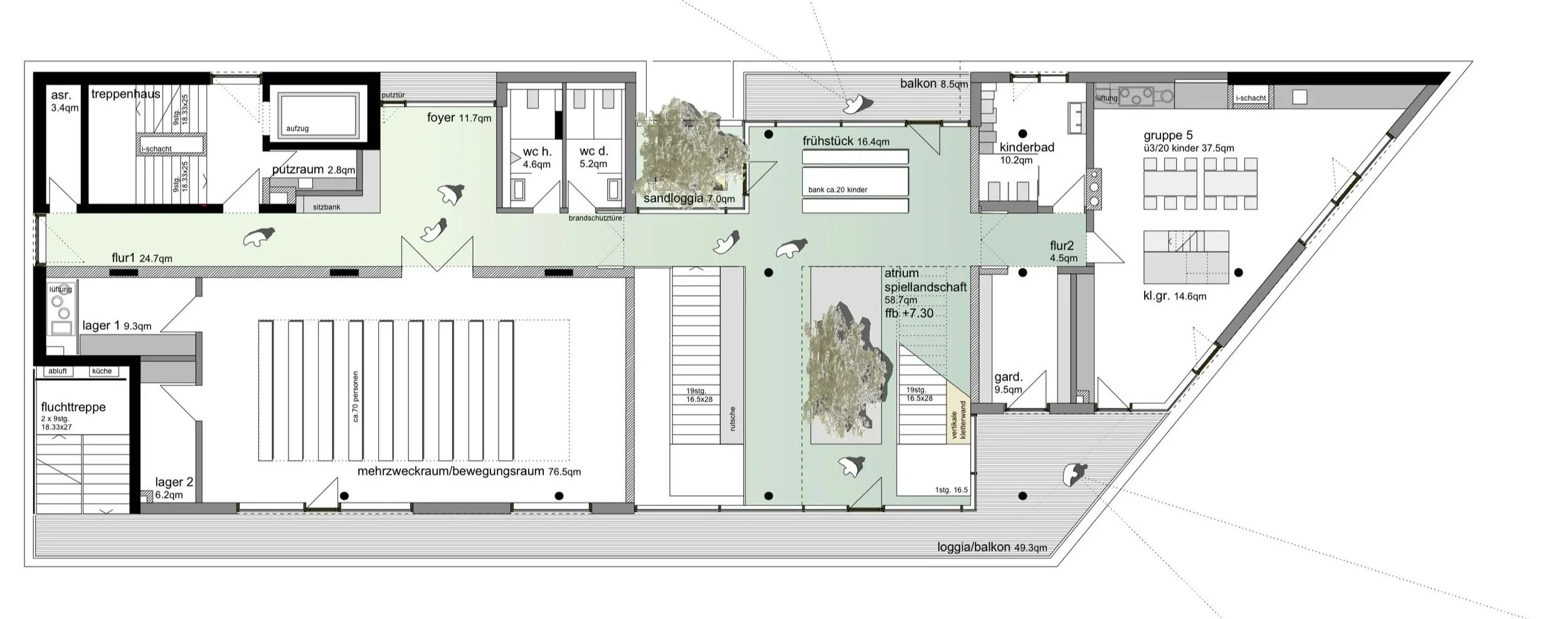 kinderhaus BUGA - Grundriss eines Gebäudes mit verschiedenen Zimmern, Fluren, einem Mehrzweckraum, Lagerflächen, einem Fluchtweg, einem Innenhof mit Bäumen und Balkonen.