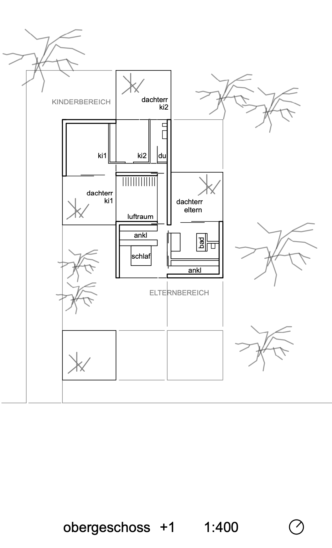 haus vO - Grundriss eines Hauses mit mehreren Schlafzimmern, Badezimmern, Kinder- und Elternbereichen, Waldgrundstück mit Bäumen
