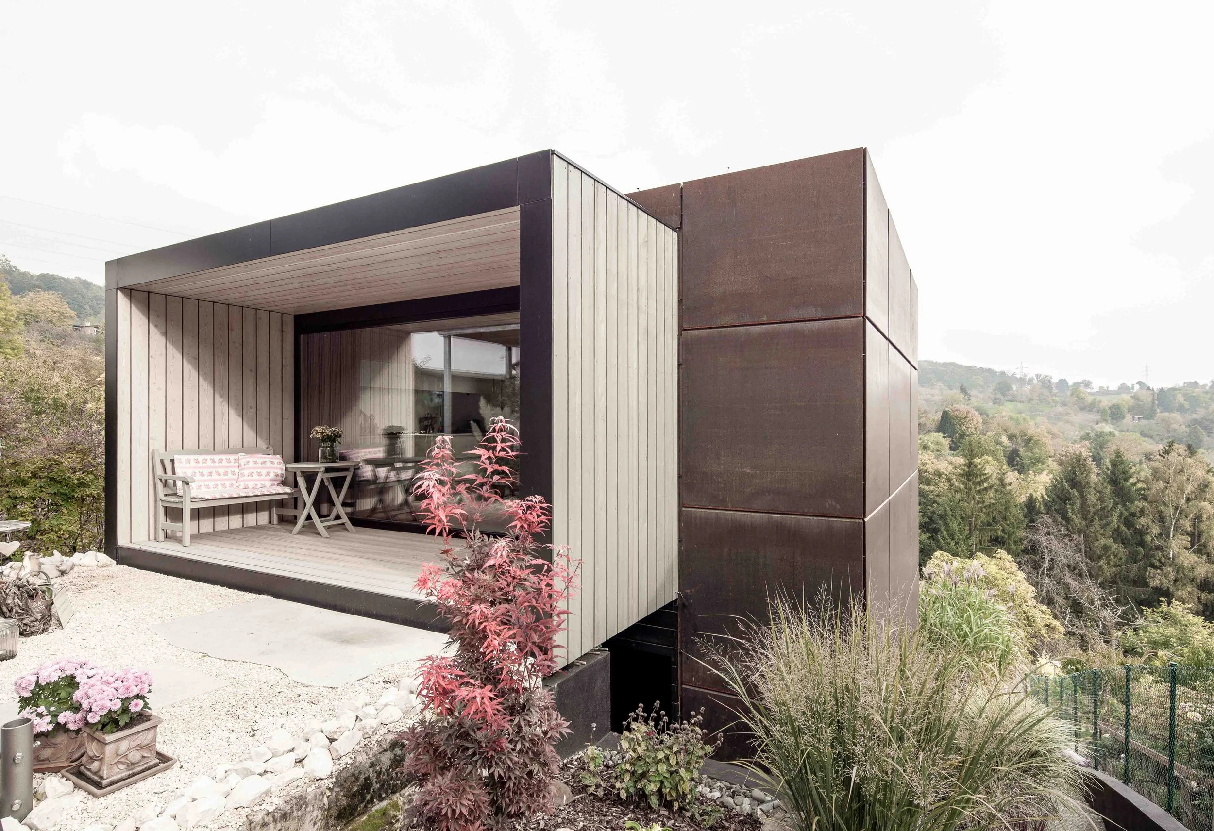 haus GRO - Moderne Wohnung im Grünen mit Balkon und Garten, umgeben von Bäumen und Pflanzen
