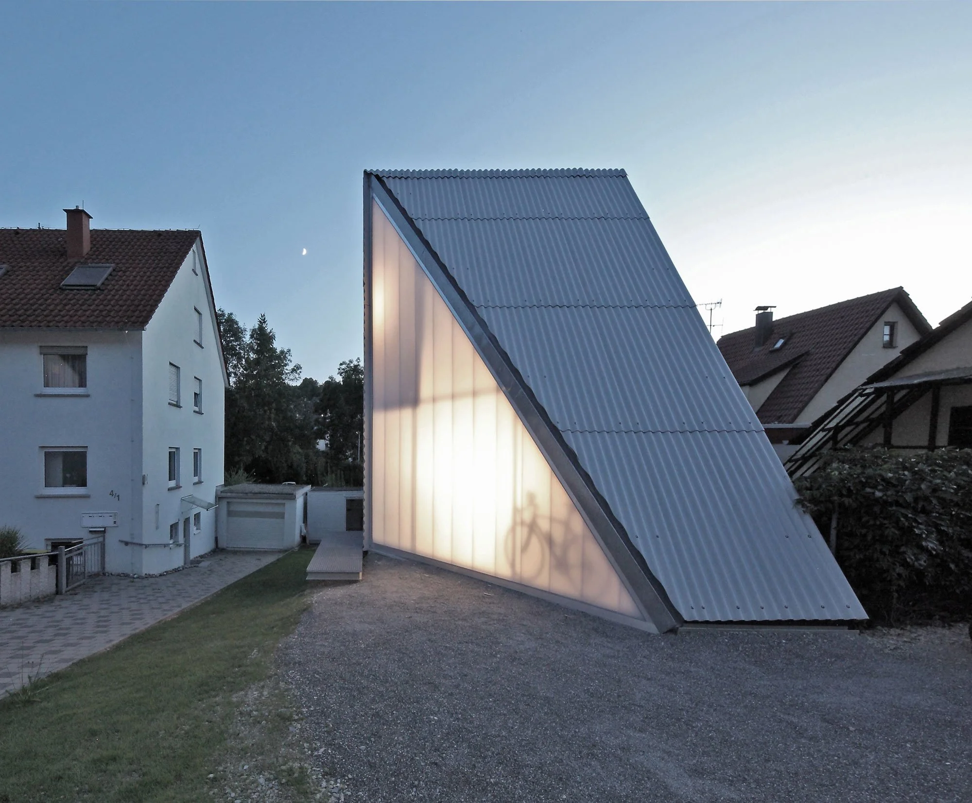 haus SO - Ein Haus mit einem modernen, privaten Besucherraum im Stile eines misanthropischen Gebäudes, das auf einer Wiese steht, bei Nacht, mit einem klaren Himmel und einer sichtbaren Mondsichel im Hintergrund.