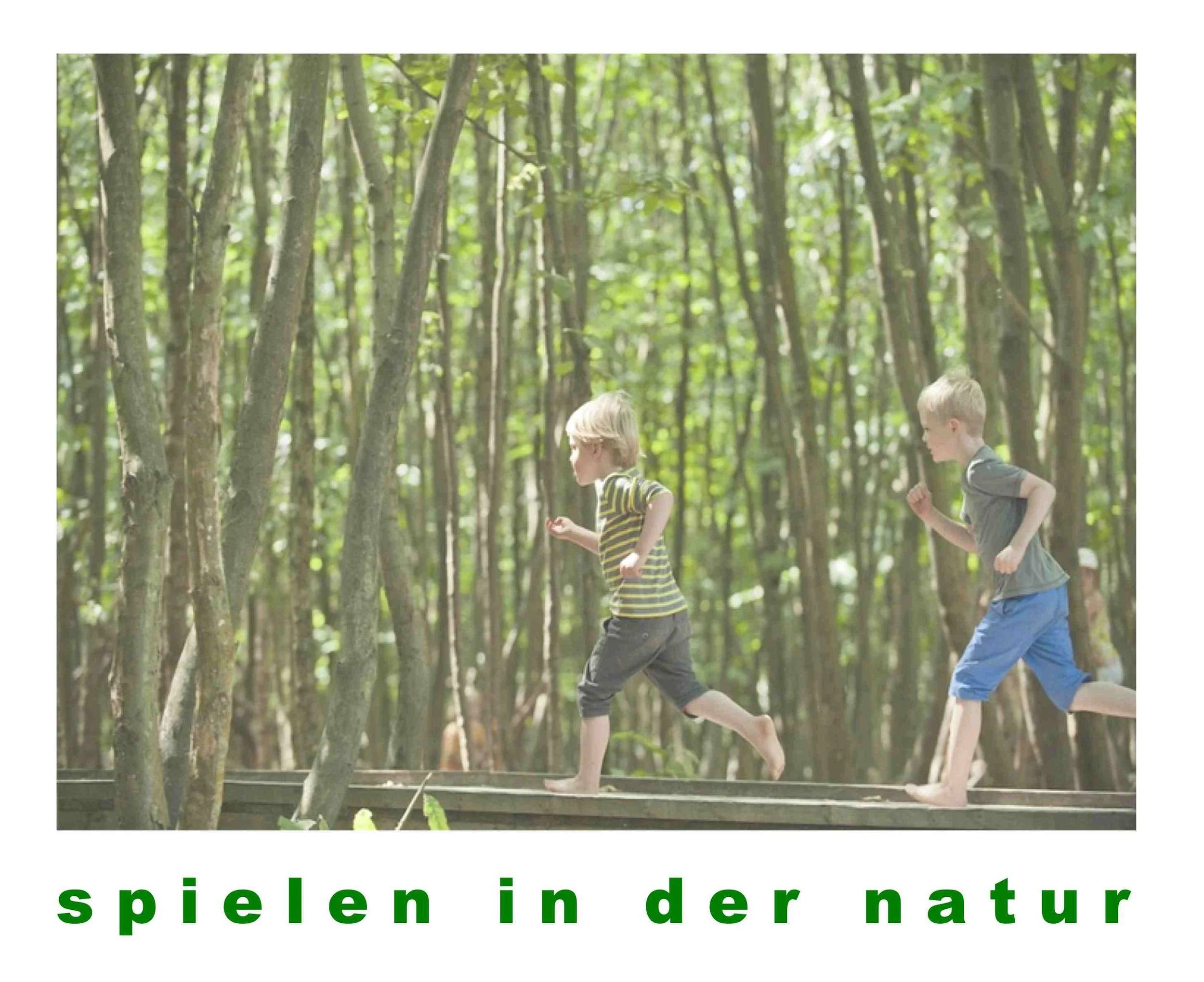 kinderhaus BUGA - Zwei Kinder laufen barfuß auf einer Brücke im Wald. Der Text darunter lautet: "spielen in der natur".