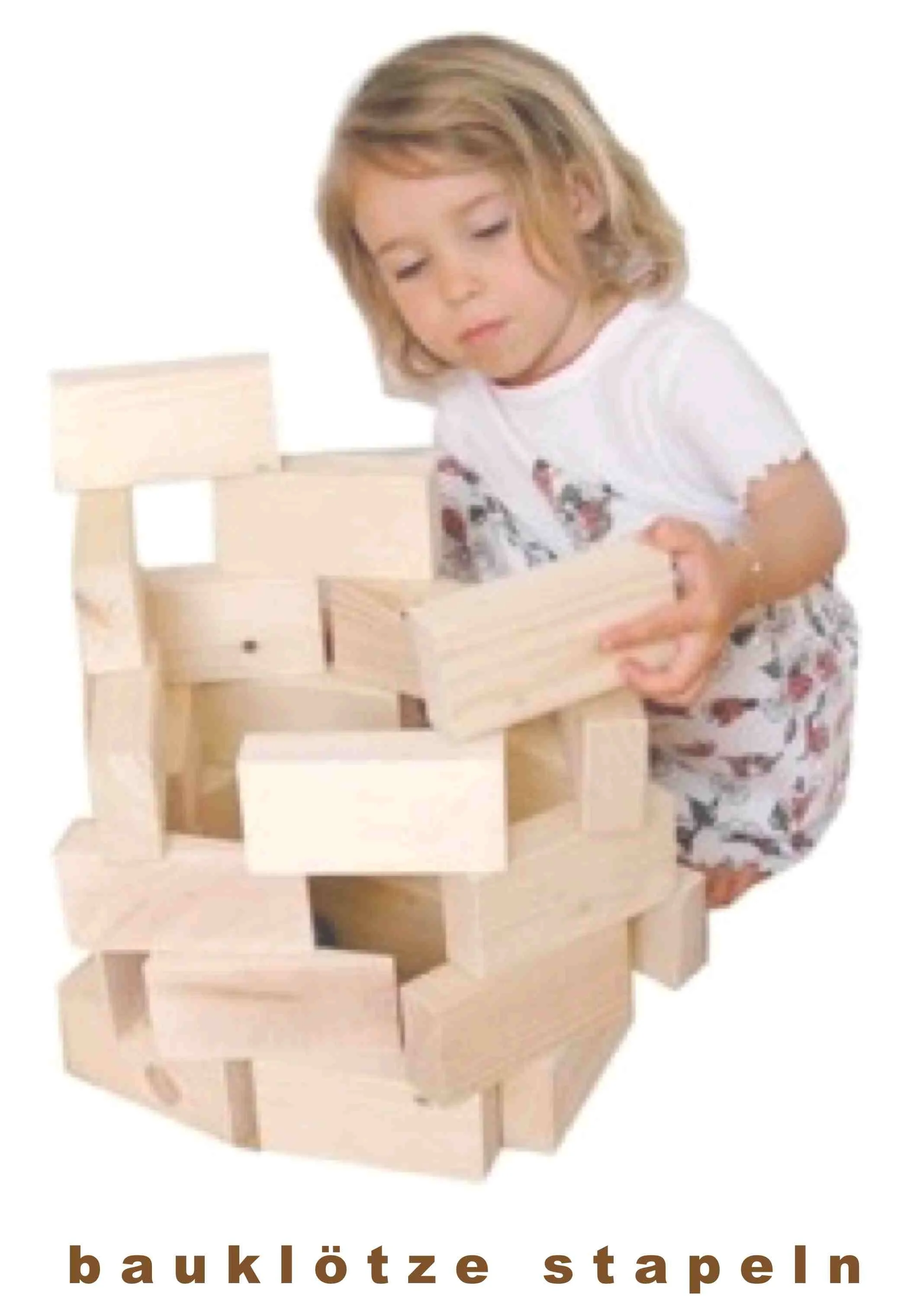 kinderhaus BUGA - Ein Junge stapelt unbehandelte Holzklötze zu einem Turm. Darunter ist der Schriftzug 'baukloetze stapeln'.