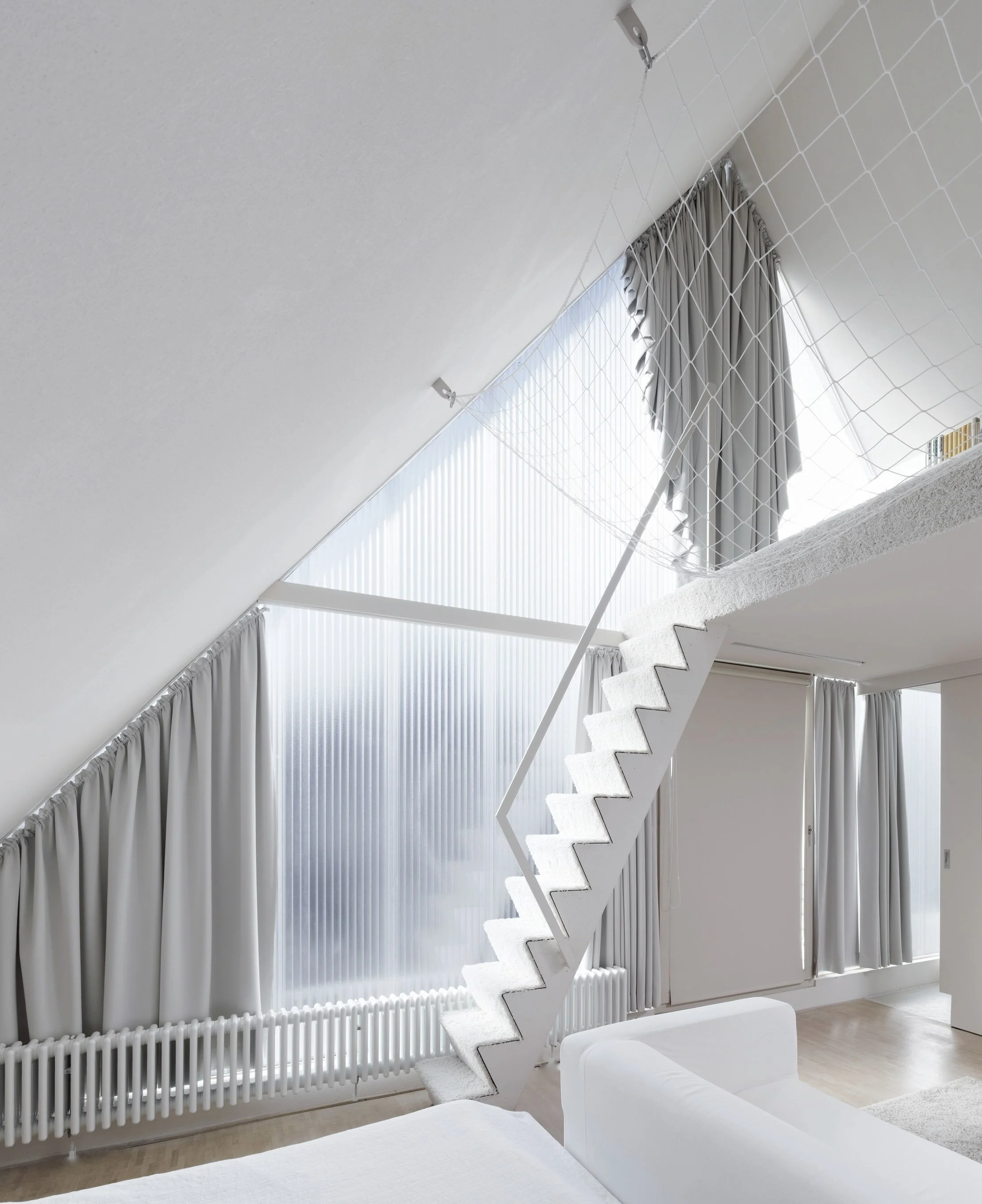 haus - B_Helles modernes Wohnzimmer mit weißer Wendeltreppe, großen Fenstern, grauen Vorhängen und weißem Sofa.