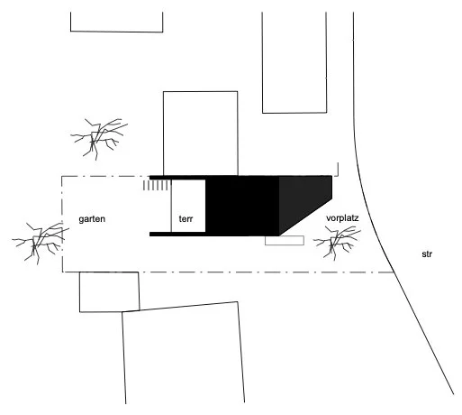haus SO - Grundriss eines Hauses mit Garten, Terrasse, Vorgarten und Straße, inklusive Bäume und benachbarter Gebäude.