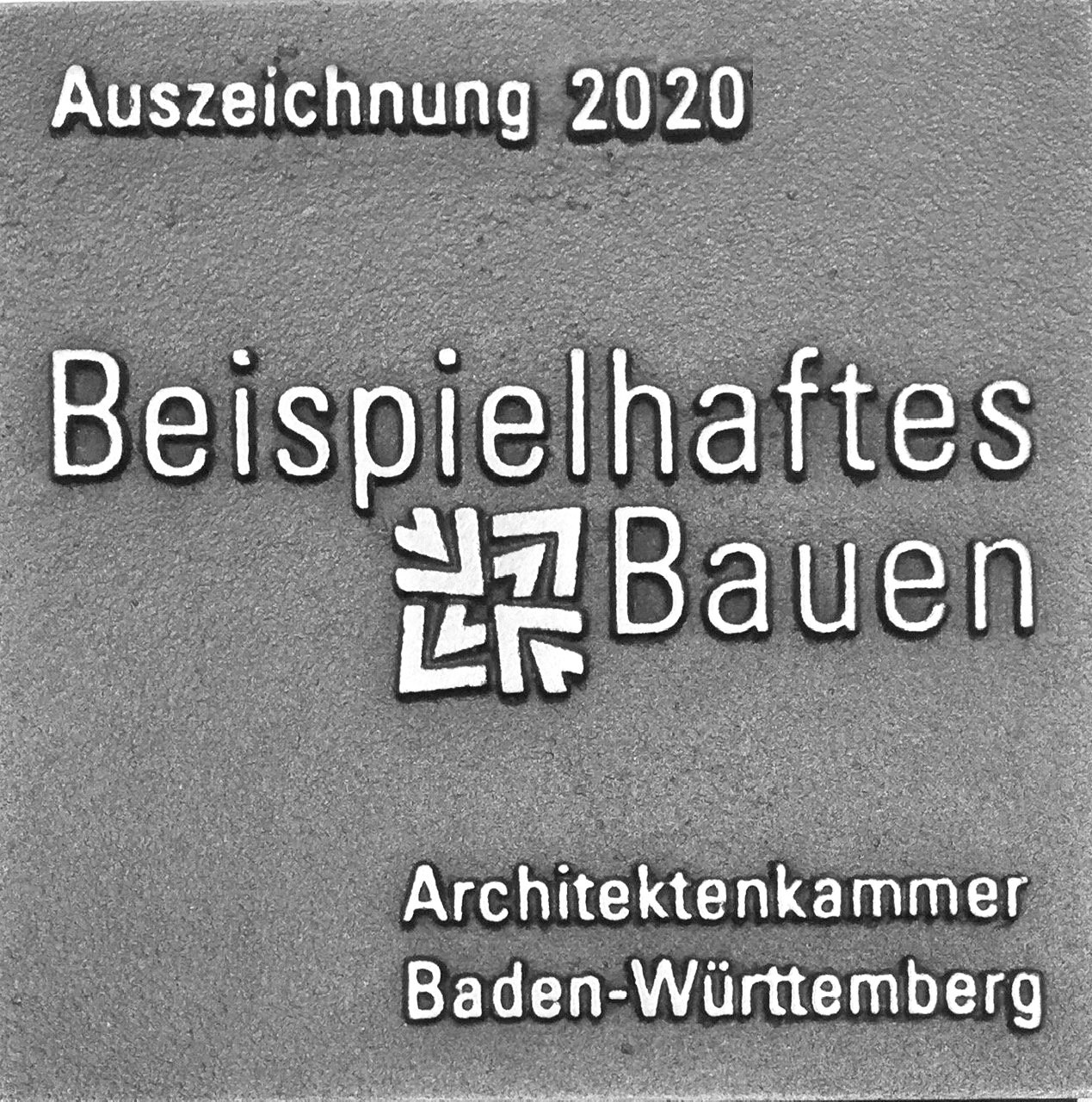 'Auszeichnung 2020', 'Beispielhautes Bauen' mit einem symbolischen Baupläne, und 'Architektenkammer Baden-Württemberg'.