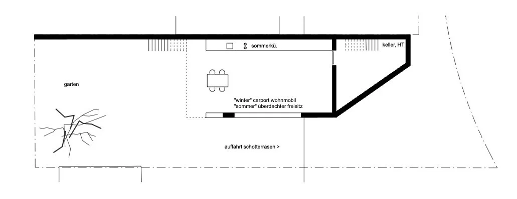 haus SO - Grundriss eines Hauses mit Garten und Terrasse, inklusive Sommermöbel, Wintercarport, Keller und Außenterrasse.