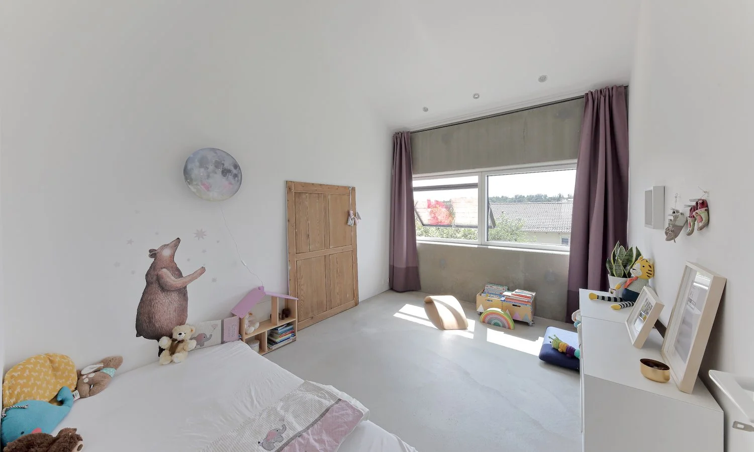haus WÄ - Kinderzimmer mit Bett, Wanddeko, Fenster und Spielzeug.