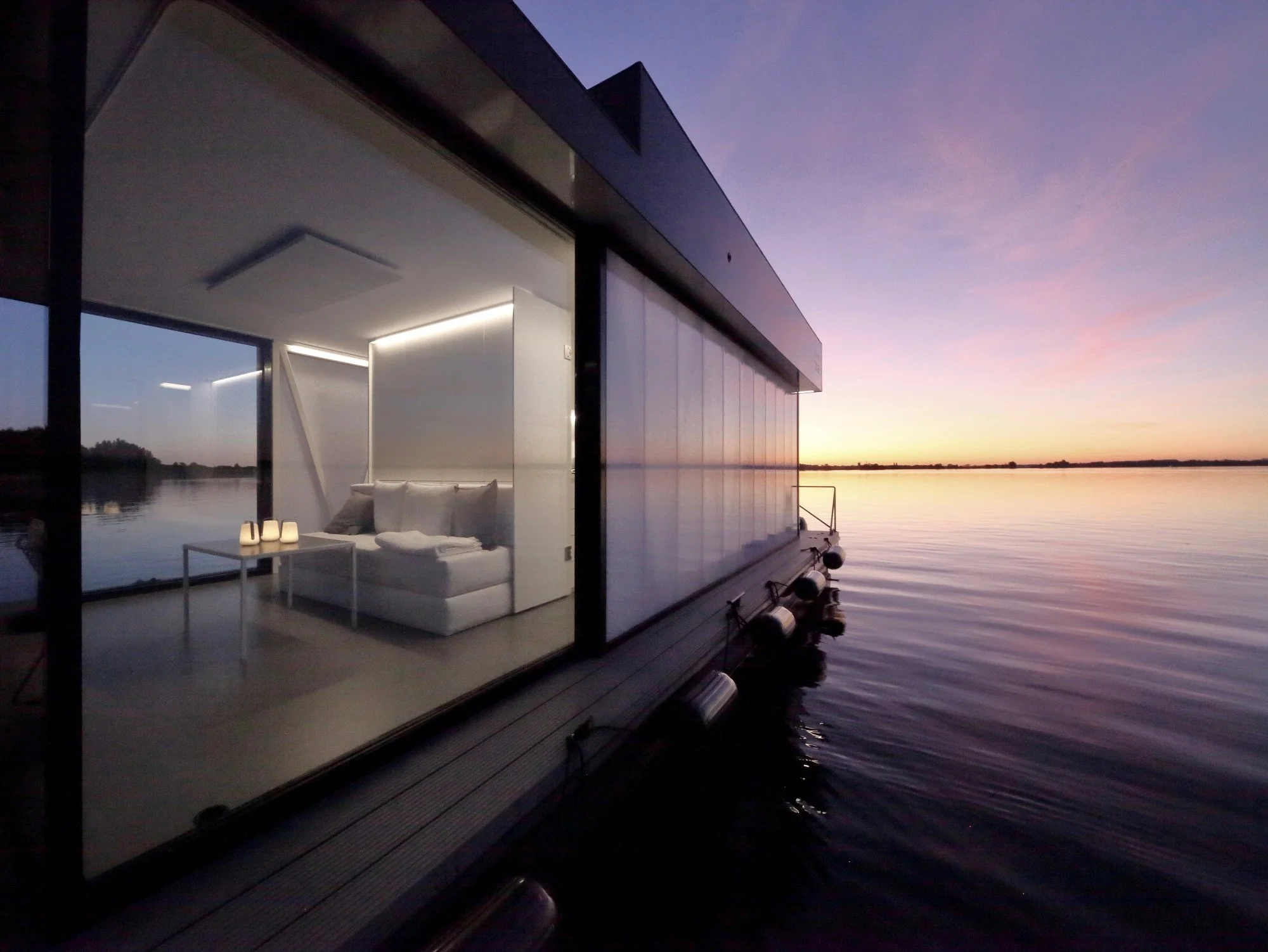 loungeboat - Hausboot Sonnenuntergang auf dem See