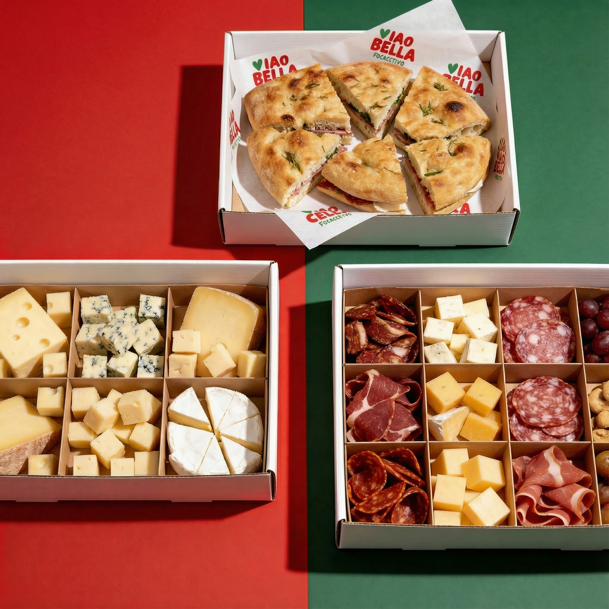 Plateau de fromages avec différentes variétés, snack de pizza coupée en morceaux sur un plateau, et un plateau de charcuteries et d'autres fromages.