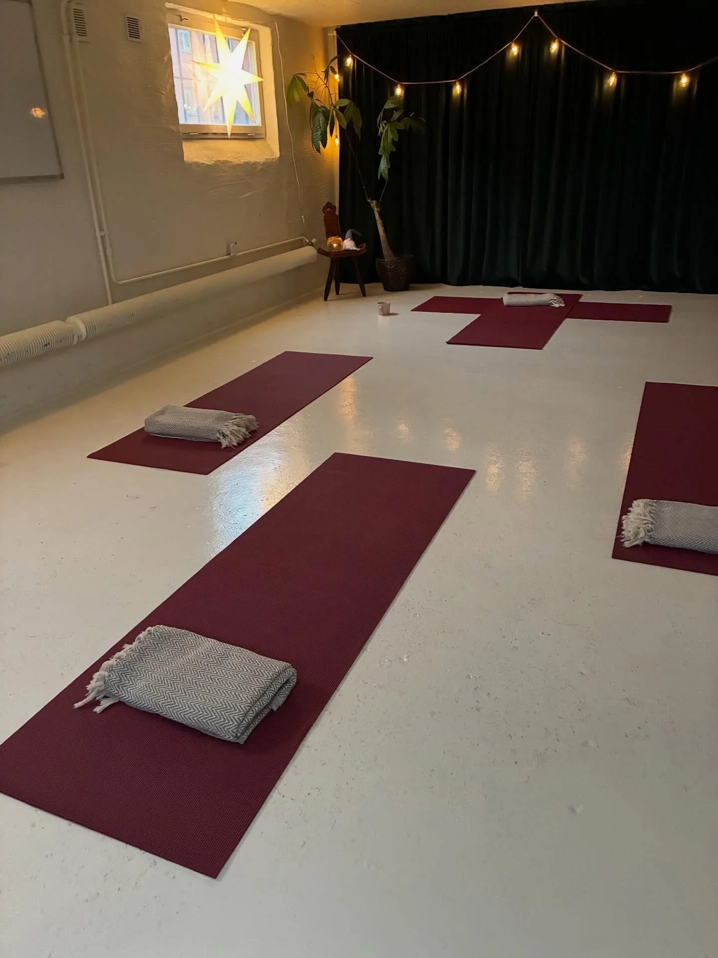 &Auml;lskar mina onsdagar med mammagruppen. De &auml;r s&aring; &ouml;ppna, varma och medk&auml;nnande med varandra. V&aring;ra timmar tillsammans &auml;r gemenskap och systerskap i kvadrat. Kursen &auml;r fullbokad men i h&ouml;st startar en ny omg&