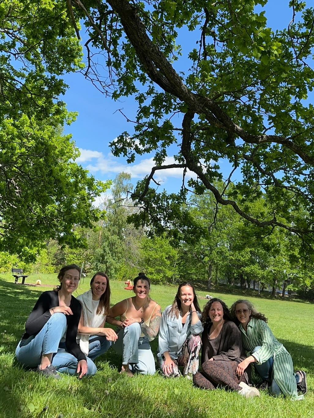 Jobbkollektivet hade sin avslutning idag🌼 Temat var self care och vi skogsbadade, &aring;t magisk lunch ute och bastade och badade vid Naomis bastuflotte. Verkligen en underbar dag. Tack g&auml;nget! Och vi ses i h&ouml;st. Ps: vi har tv&aring; plat