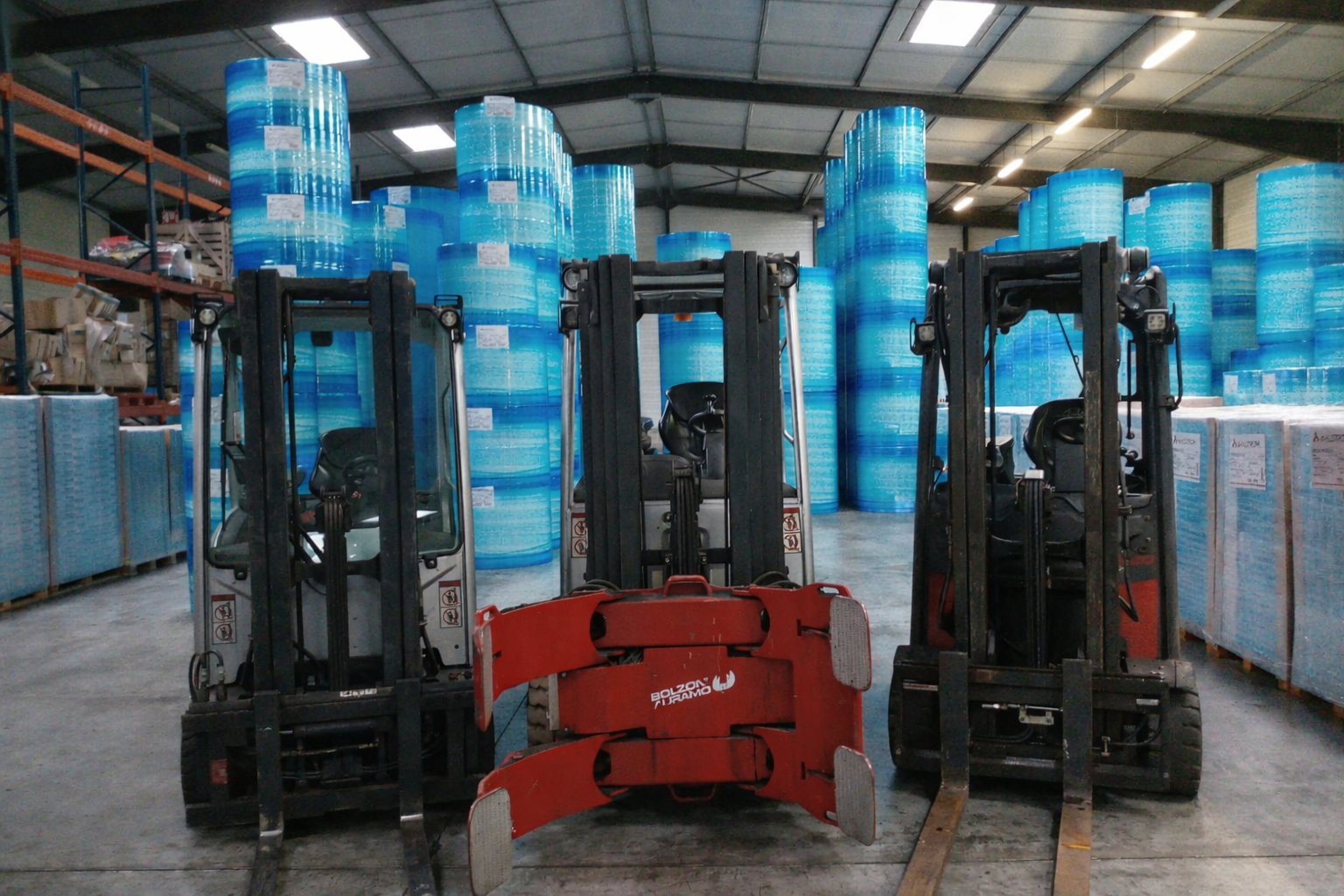 Entrepôt industriel avec chariots élévateurs (1).png