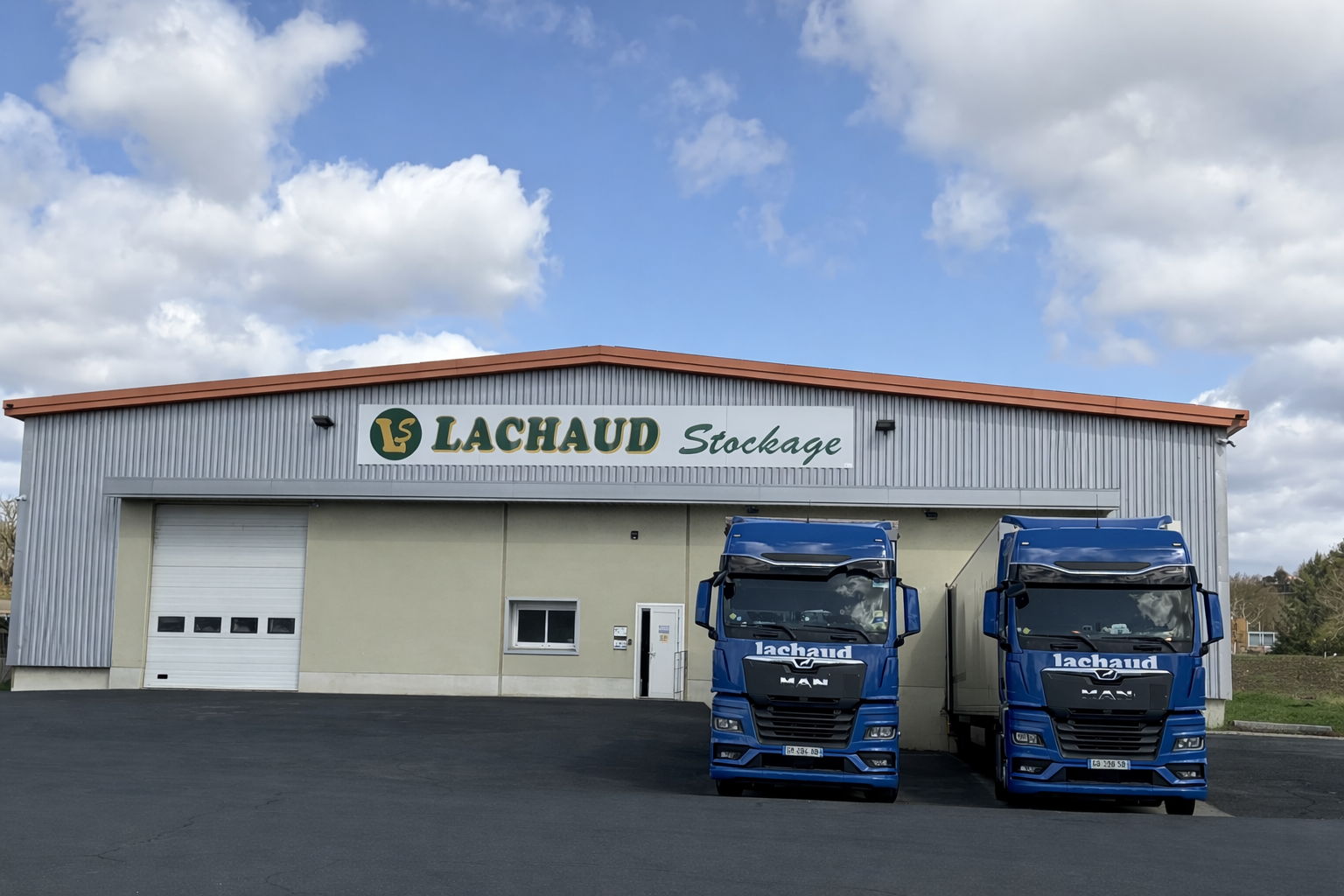 Entrepôt LACHAUD et camions MAN.png
