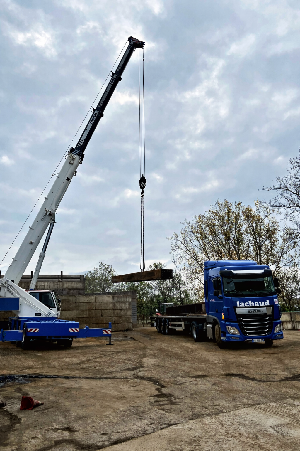 Grue mobile soulevant une poutre acier.png