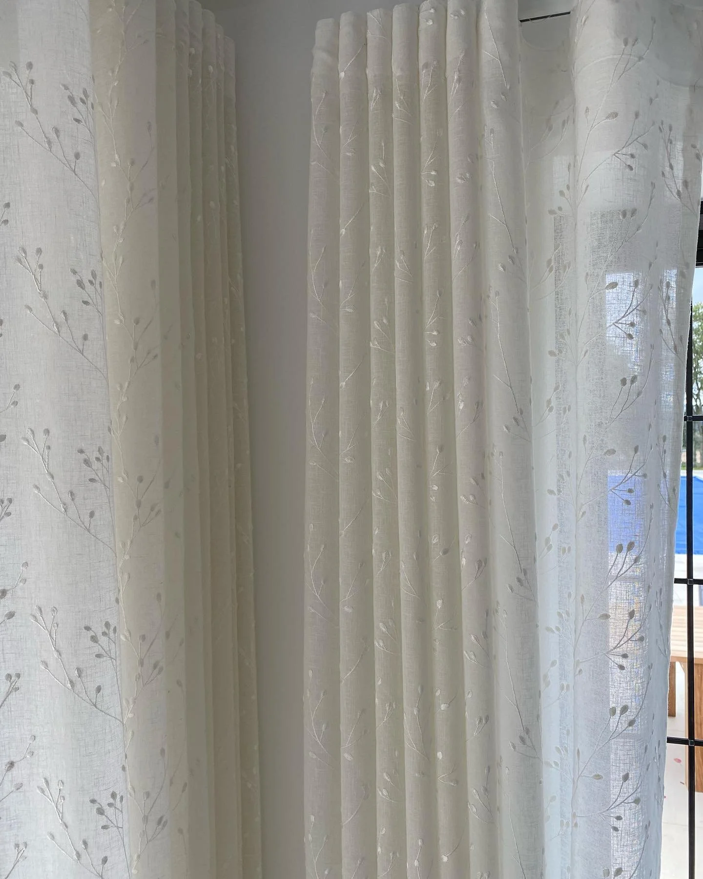Beautiful embroidered shear curtains on wave heading and  silent Gliss Metropole delightful @silentglissltd @camengo_official #silentglisswavecurtains #curtains#interiordesign