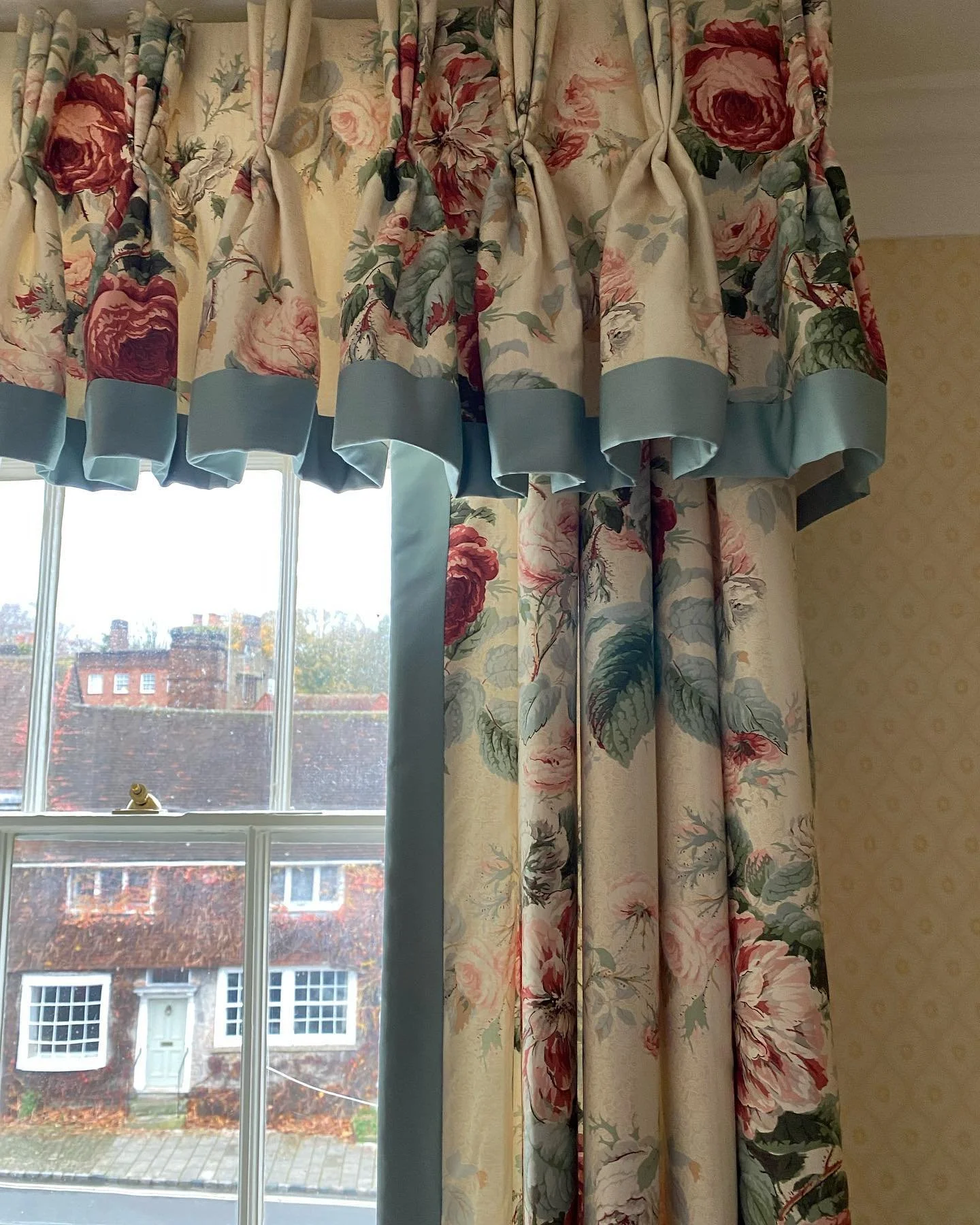 Timeless Colefax, just a little trim to emphasise one of colours in the design. Colefax wall paper, 
#colefaxgroup #colefaxandfowler