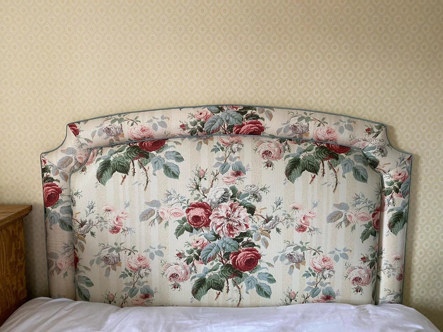 Lovely headboard in this timeless Colefax fabric  #colefaxandfowler #headboards