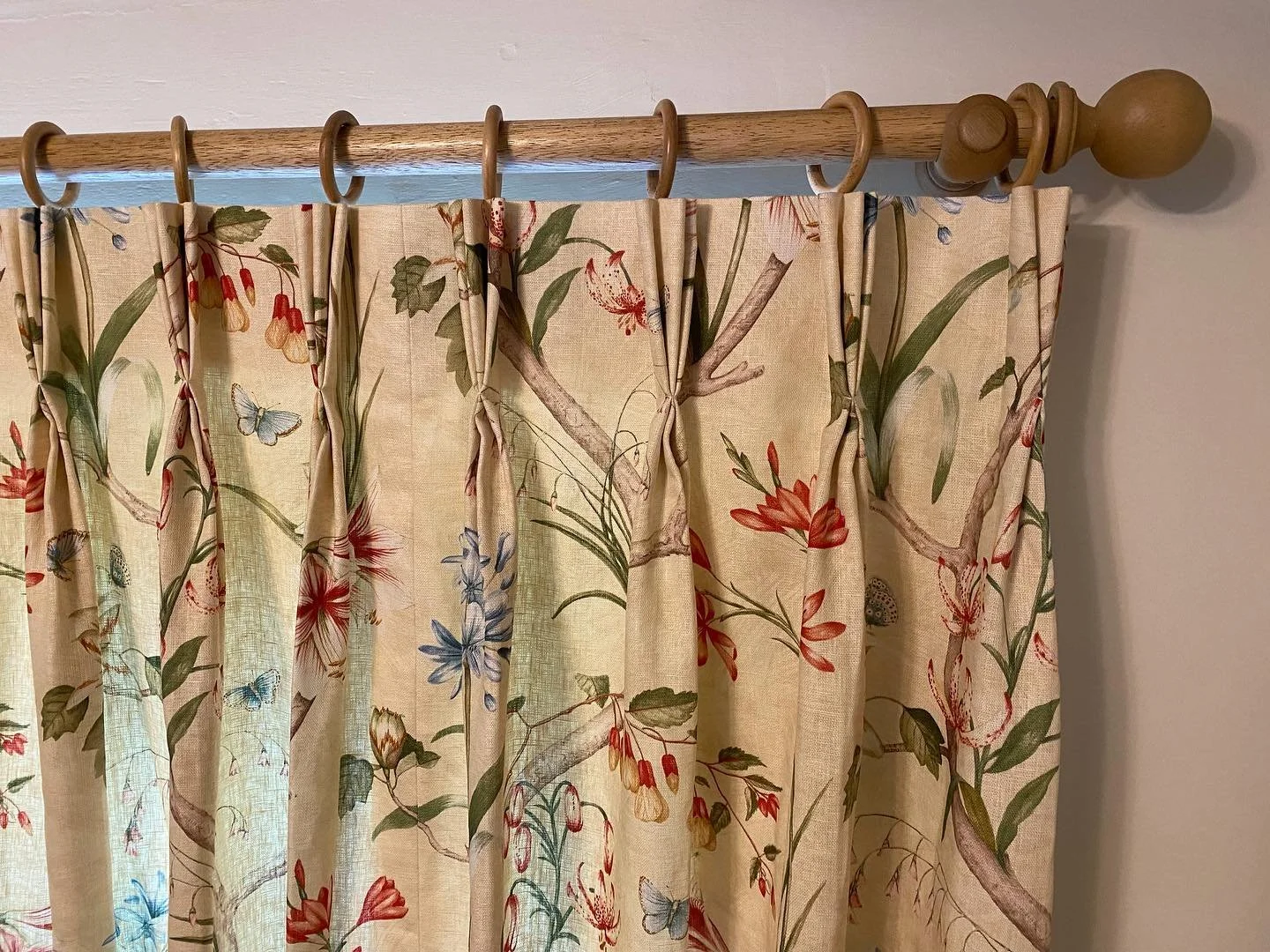 Beautiful, floral fabric, the yellow base cloth makes the room look sunny at all times. @colefaxandfowler #colefaxgroup