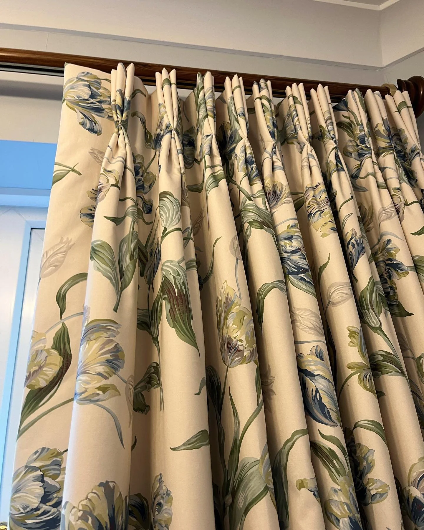 Bedroom curtains, another Colefax &amp; Fowler Chintz in calm blue &amp; green colours.  Hung on besoke mid oak pole @hunterandhyland @colefaxandfowler #colefaxandfowler #colefaxgroup #hunterandhyland #triplepleatcurtains #windowtreatmentideas  #besp