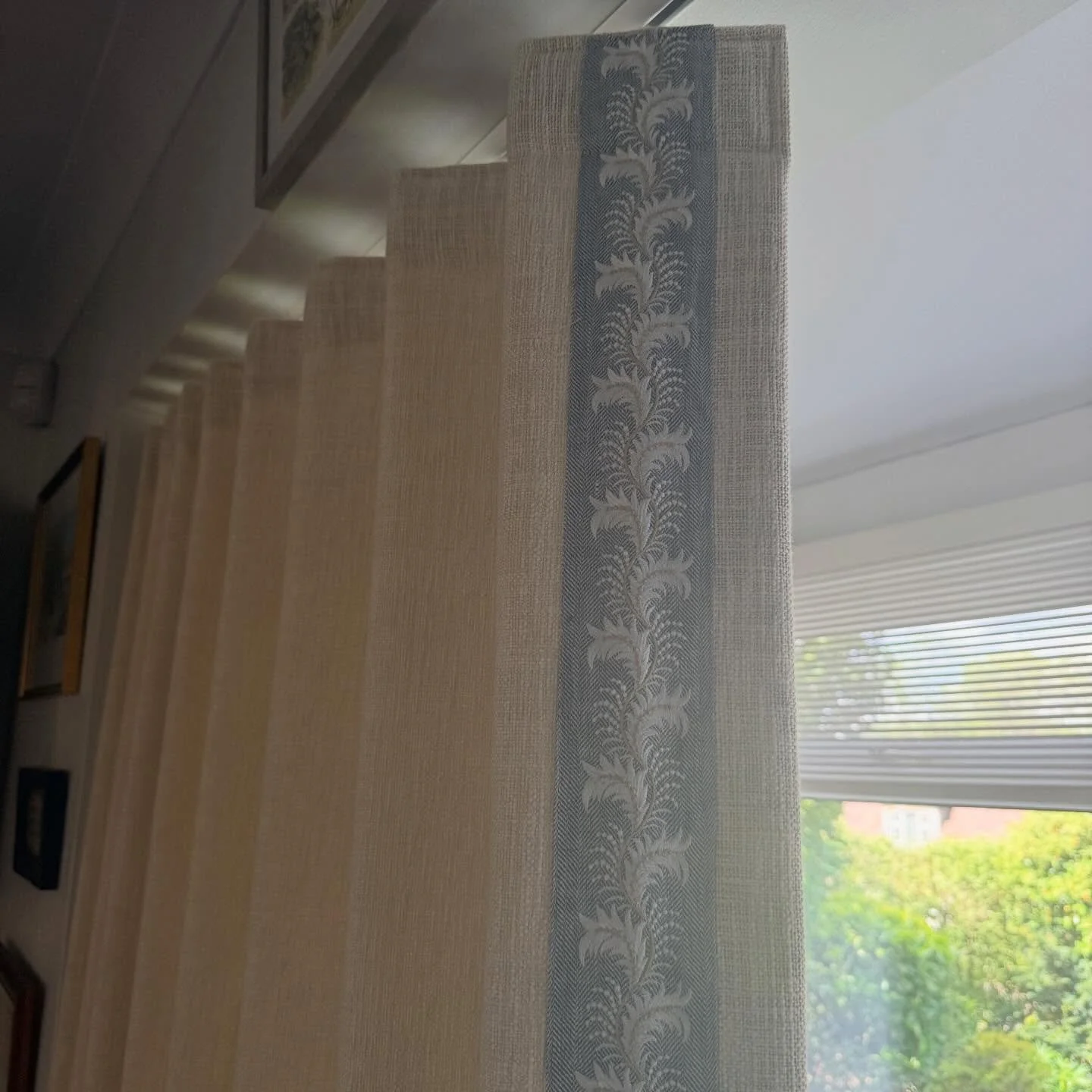 Adding a flat trimming to plain textured fabric makes an additional interest.
#colefaxgroup  #waveheading  #curtains #curtainsandblinds #elegant furnishing