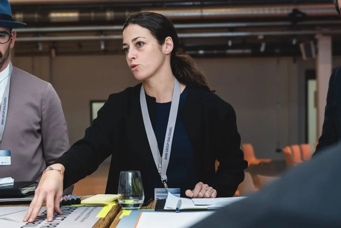 Nathalie Eham moderiert einen Stalkeholderdialog