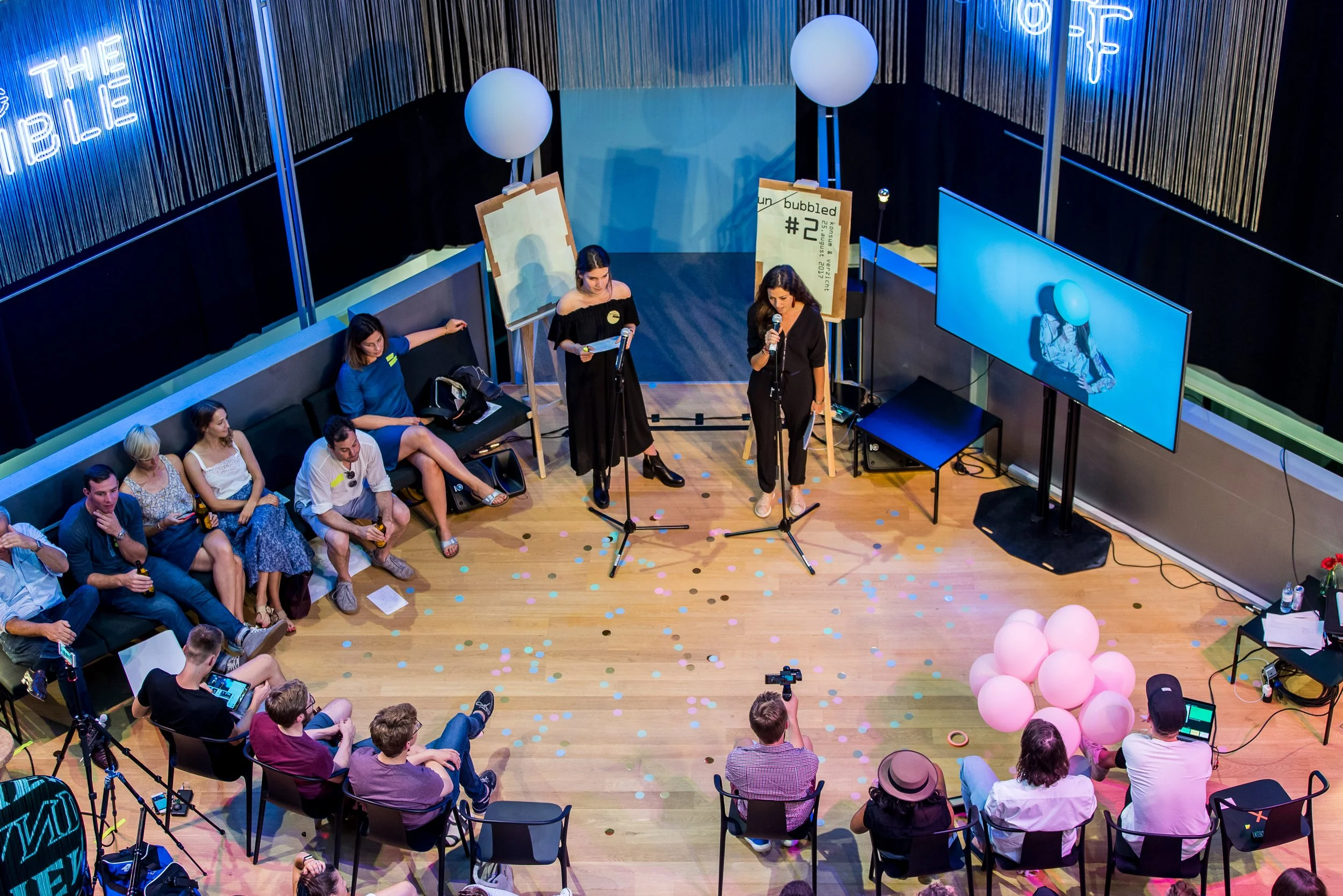 Nathalie Eham moderiert eine Veranstaltung vor Publikum