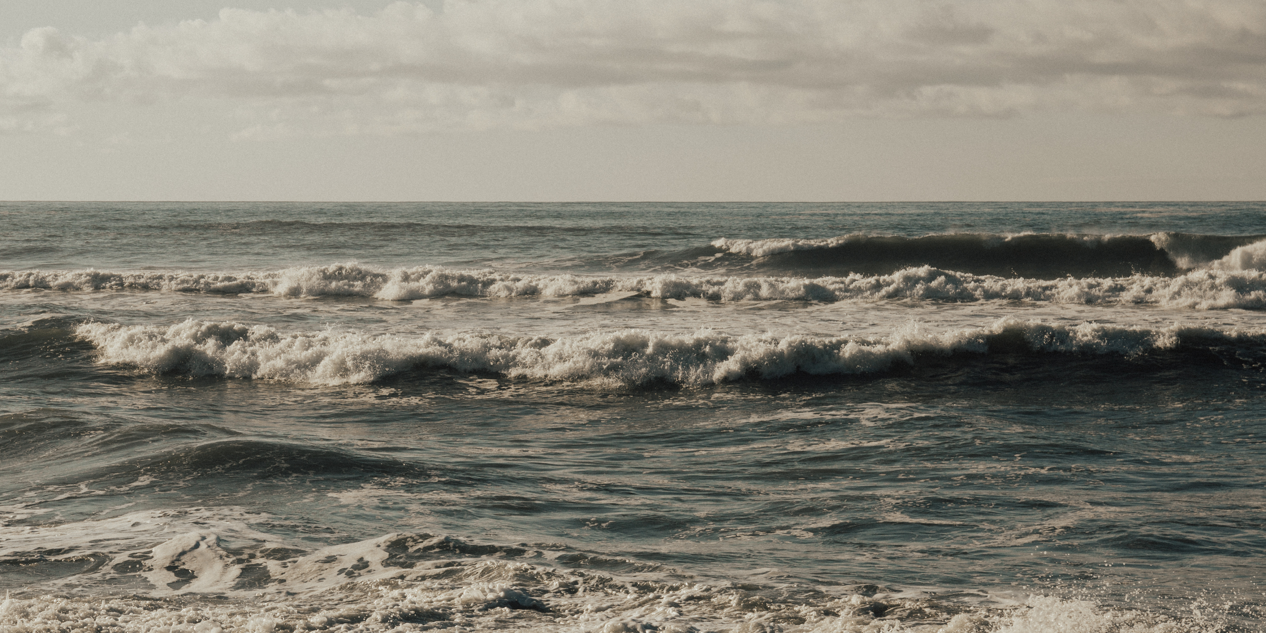 Vagues de mer sous un ciel nuageux