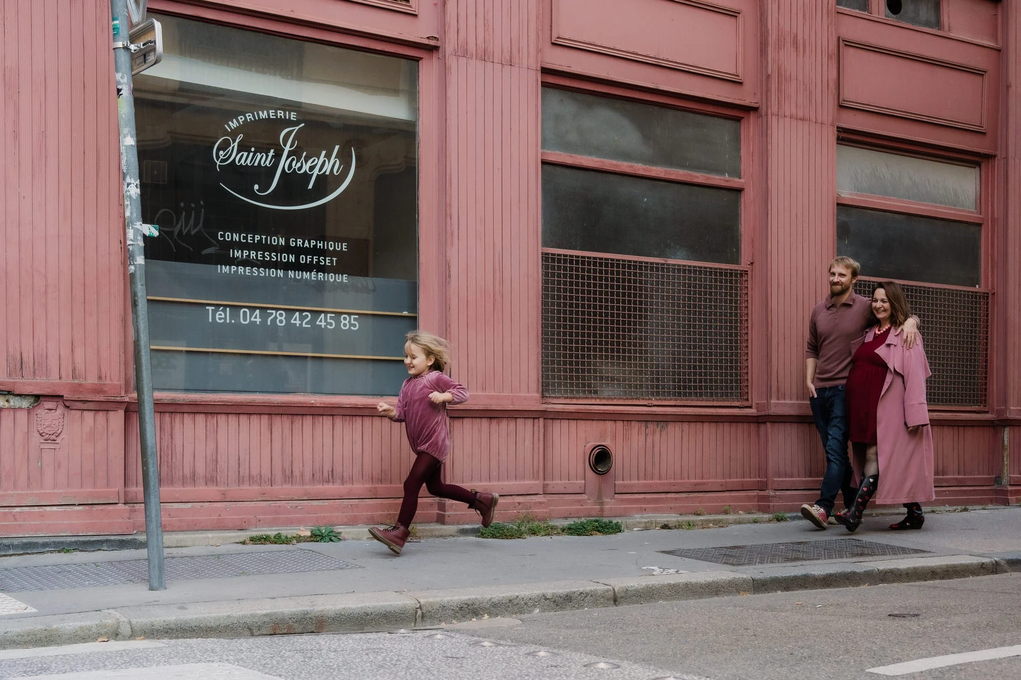 Reportage photo grossesse en famille dans les rues de Lyon
